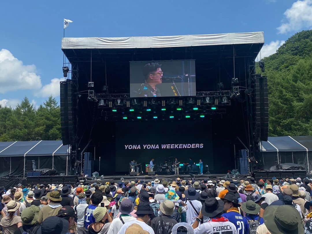 西恵利香さんのインスタグラム写真 - (西恵利香Instagram)「🌋🌞🌋FUJI ROCK 2023 👒🐝🌈 ⁡ 人生初のフジロックはなんと YONA YONA WEEKENDERSのサポートコーラスとしてでした！ @yonayonaweekenders  初日ホワイトステージ、トップバッター！ ⁡ 磯野くんの歌声、MC みんなの演奏にグッときた🥲 ⁡ 暑い中来てくれた大勢のお客さんの笑顔や歓声にもやられました🥲 ⁡ チームYYWの一員として来れたこと、 とても嬉しく光栄に思います。ありがとう👑 ⁡ ⁡ ライブを見た後、夜中にホテルまでの道のりを1人でぽつぽつ歩きながら なんだかこういうのもいいじゃん、大人になったじゃんなんて思えたり (カナブンに襲われながら👻怖) ⁡ アーティストエリアでみんなでご飯食べて涙出るほど爆笑したり ⁡ 友達一家と朝食を食べて、娘ちゃんが言った "クロワッチャン美味しいでちょ"がたまらなく可愛かったり🥐 ⁡ 素晴らしい夏の始まりだ！！！ ⁡ 8月のヨナツアーにも帯同させてもらいます 全力で歌うぞ！ ⁡ 暑すぎてエアコンの効きが悪い気がしますが 楽しんでいこうううう🏃 ⁡ ⁡ ⁡ 1.最高の景色 2.テーマカラーはブルーで揃えました(みんなかわいい) 3.友達に会えた❤️‍🔥 4.大大大好きなNxWorriesを初めてのフジで見られてKnxwledgeにも再び会えた感動、、(あたしのこと覚えててくれた😭どんな世界線！？) 5.ちなみに去年のローカルグリーンでのKnxwledgeとの🤳 6.図々しくもお邪魔したInter FMの生放送🥹CARTOONさんありがとう..！ 7.チームYYW！みんな最高！愛だ！！！ ⁡ ⁡ #YONAYONAWEEKENDERS #FUJIROCK #fujirock #nishierika #西恵利香」7月30日 19時03分 - nishierika_0111