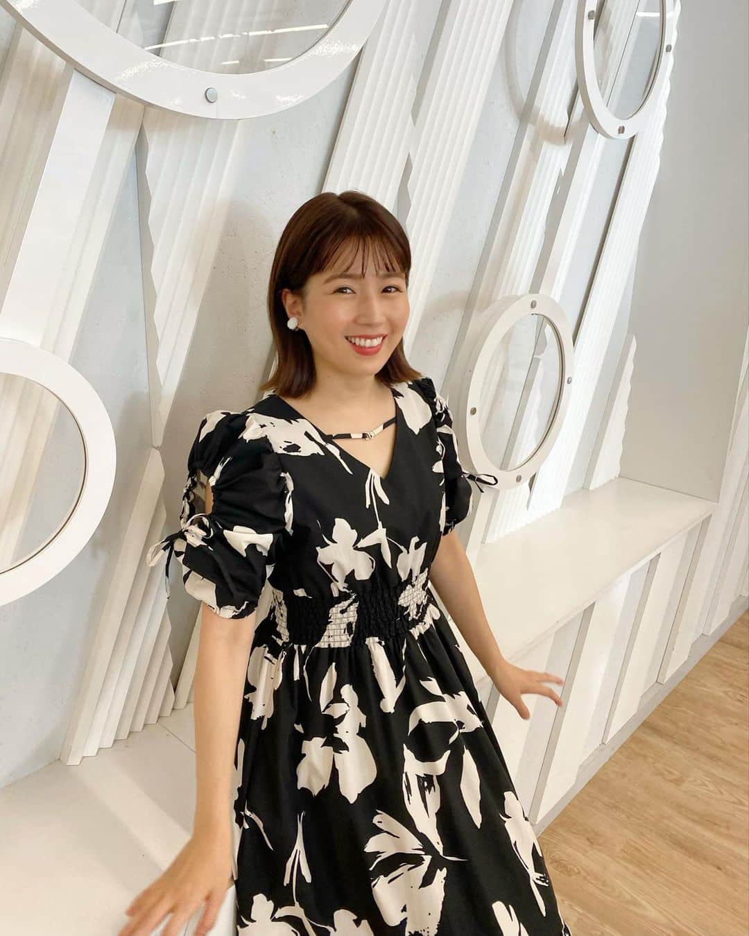 田中萌のインスタグラム：「* 最近は後輩とカフェに行ったり 宝塚歌劇を観たりと 楽しく過ごしています☕️  今日の衣装です🫶 ありがとうございました☺️♡  ✴︎衣装✴︎ 👗 @rienda_official 👂🏻 @designsix 👠 @dianashoespress  #衣装#日曜日」