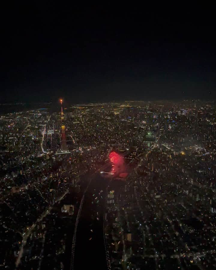 熊谷正寿のインスタグラム：「4年ぶりの隅田川花火🎇飛行訓練も兼ねて空から見学🚁報道によると地上も大混雑だったとの事ですが、空も近年稀に見る大混雑。報道や遊覧のヘリが入れ代わり立ち代わり、多い時は狭いエリアに10機以上が飛行してました。  日本新聞協会の「航空取材要領」では、衝突防止のために右回りのルールが定められてます。なので、スカイツリーを中心に右回りで旋回してました。しかし、これは法的なルールでは無いので残念ながらご存知ないパイロットさんも居られ、逆回りで侵入してレーダーを見ていた東京TCA担当者から右回りを依頼される場面も😳危ない危ない  とても綺麗だったけど🎇緊張感溢れる花火大会になりましたｗ  日本新聞協会の「航空取材要領」はこちら↓ https://www.pressnet.or.jp/statement/report/650714_106.html  #pilot #aw109 #helicopter #helicopters #agusta #agustawestland #パイロット #ヘリコプター #隅田川花火 #隅田川花火大会 #隅田川 #ヘリ花火」