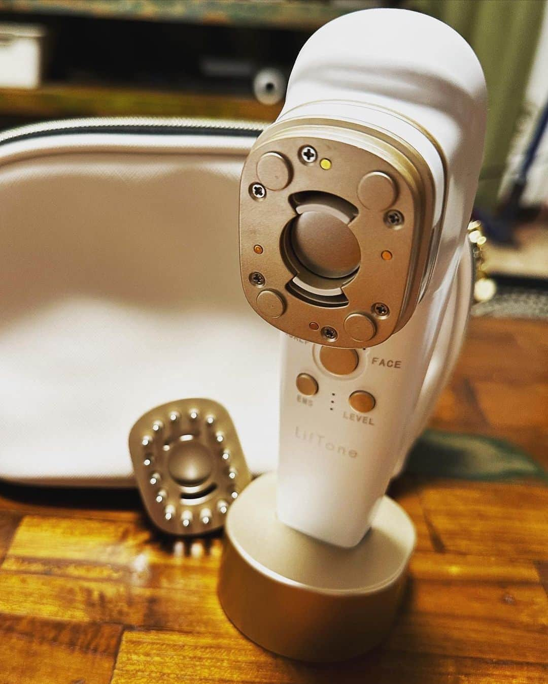 ミナコさんのインスタグラム写真 - (ミナコInstagram)「この美顔器ヤバイ🩷🩷顔だけじゃなくて頭皮、髪もケアしてくれるオールインOne美顔器🩵💜🩵　美顔器欲しくて何しようか悩んでたけどマジ求めてたのに出会えてhappy🩷💜🩷💜  楽天市場にて先行予約販売を行っていて、 定価55000円のところ、先着100名様には30%OFFにて予約受付中! さらにお得なクーポンやSK2マスクももらえますよー💜❤️😘 https://bit.ly/3QfEjwG  #美顔器 #EMS美顔器 #美容家電 #複合美顔器 #EMS #赤色LED #低周波 #ハリ #つや #美肌 #たるみ #フェイスライン #敏感肌 #乾燥肌 #美容 #うるおい #スキンケア #リフトアップ #リフティング #モチモチ肌  #しわ対策 #超音波アイロン #電気バリブラシ」7月30日 19時10分 - mi7kooooo