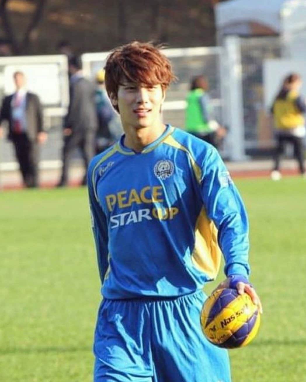 Lee Si-gangのインスタグラム：「축구선수 였는데...⚽️(선수신절..) (어려보인다)⚽️」