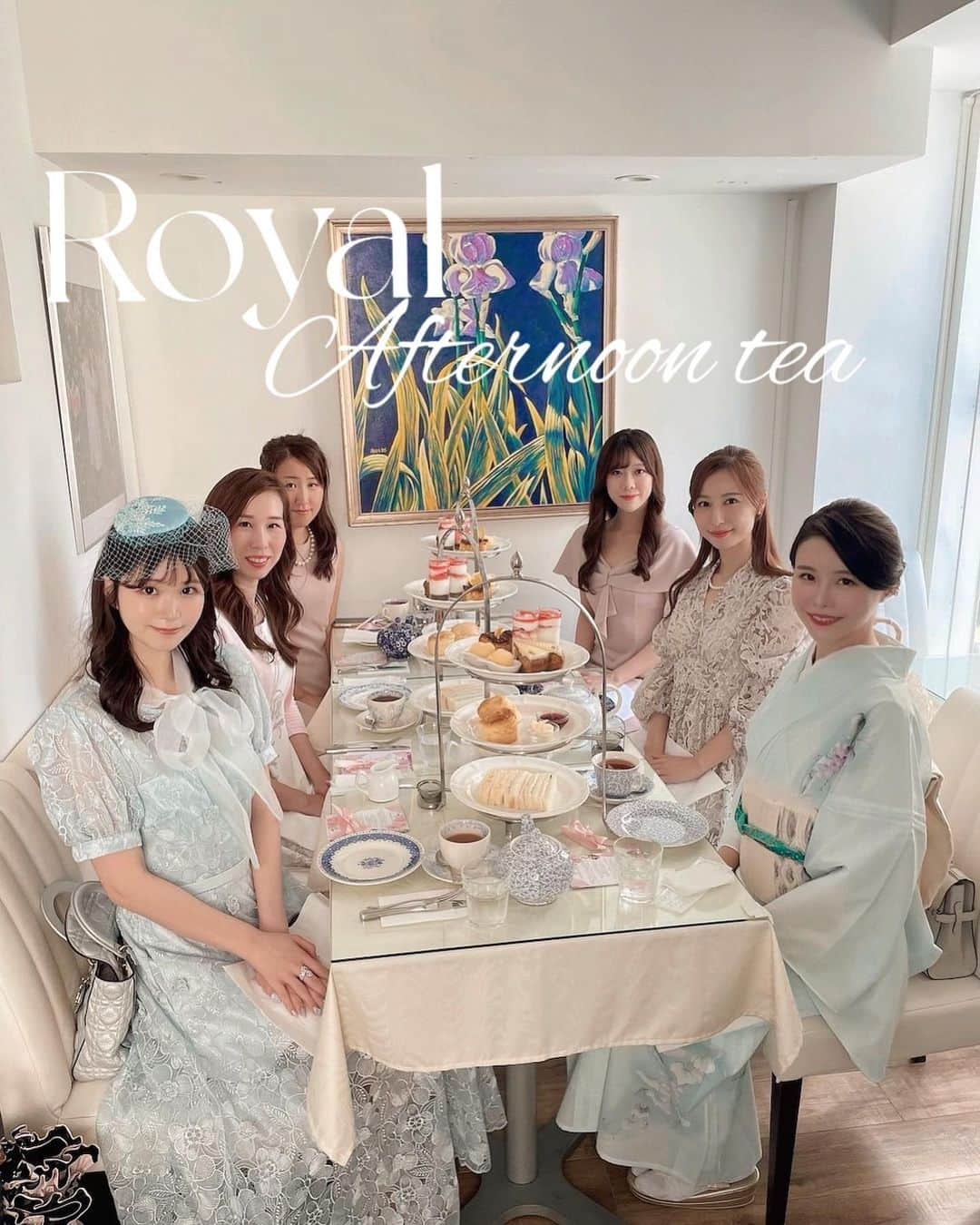 Chihiroのインスタグラム：「⚜️第1回　Royal会⚜️  記念すべき第1回目のロイヤル会は 「Royal Afternoon tea☕️」  はじまる前はドキドキで、前夜はまるで眠れませんでしたが 集まってみると皆様とっても素敵な方ばかり🥹♡ 多才で話題性に富み、様々なバックグラウンドのロイヤル好きさんが集まりました♡  私含め6人の少人数ということもあり、皆様同士もInstagramや連絡先を交換するほど親密に♡  若かりし頃にハマったリズリサやローラアシュレイ、ジルスチュアートなども共感していただけたり、パリやロンドンの話などの新たな情報もいただけたりと、とっても濃密な3時間でした🥹  「好き」が同じ人が集まることで、 実は忘れかけていたそれが思い出せたり、ときめきを分かち合ったり♡本当に楽しかったです♡  ドレスコードの色は指定していなかったのですが、淡いピンクとブルーの2色に分かれたり、バックや靴のブランドがかぶっていたりと、やっぱり皆んなの好みが装いにも反映されておりました♡  今回ご参加いただいたロイヤルメンバーさんをご紹介❤︎ 手前左から @l__milky__l  奈都初ちゃんはGIA芝浦校でもお馴染み♡水色のハットもとってもロイヤルで可愛かった♡ロンドンもご一緒できることを楽しみにしております🇬🇧  @yuhi_ritzwedding  優妃ちゃんはご自身のお着物で着てくださり、これまたロイヤル♡ リッツ挙式のドレス姿のお写真も素敵なのと、ワインとお着物に詳しく博識でいらっしゃいました♡  @yukari_kakeibo  ゆかりさんはなんとパーソナルカラーの資格や様々な資格をお持ち♡ピンクのワンピースとLady Diorの調和が素敵でした♡ 家計簿の講座を開いていらっしゃり、私も気になります♡  @rinaly.official  えりさんはアヴェニールのピンクワンピースがこれまた素敵でした♡ 社交的でいらっしゃり、経験も豊富♡とっても場を和ませてくださいました♡  @nyan12__ru_  ずっとお会いしたかったはるかさん♡バリキャリでいらっしゃり、以前お仕事でご一緒させていただいておりました♡とても可憐で清楚♡ ウェディングのお写真なども楽しみにしております♡  皆様の社交性と溢れる話題にとっても助けていただき、大大成功の第1回ロイヤル会でした🥰♡ ありがとうございました♡」