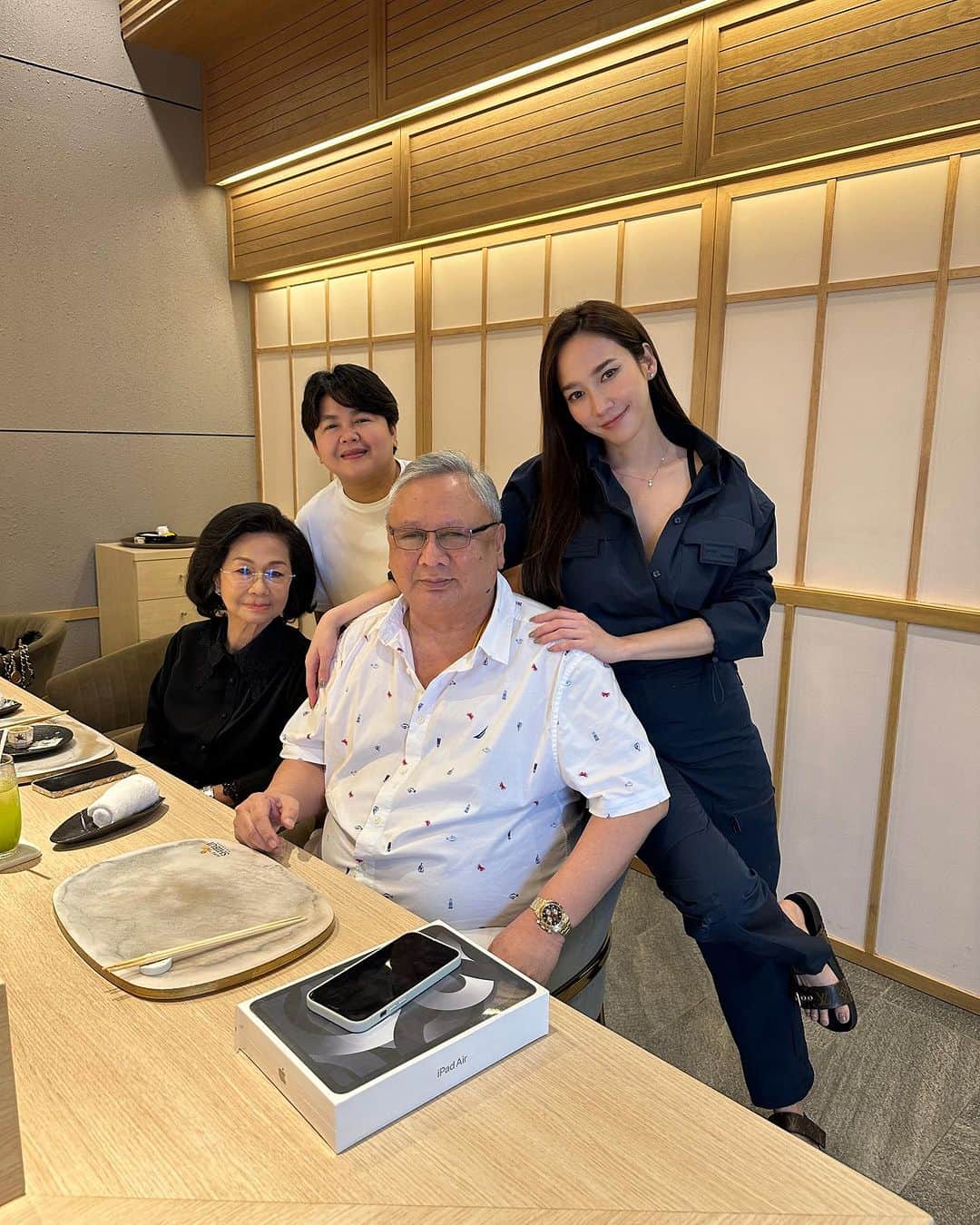 アム・パチャラパーのインスタグラム：「ขอให้คุณพ่อมีความสุขมากๆๆ สุขภาพแข็งแรงนะคะ รักที่สุด @c.voravut」