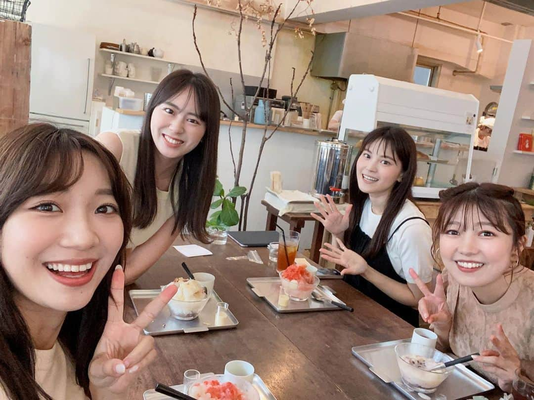 小林茉里奈のインスタグラム：「🍧 毎日暑すぎますね🥵🥵 こんなときは🍧に限る！！  今バリはやで頑張っている3人に私も混ぜてもらっちゃいました😆💓  #かき氷 #かき氷屋さん  #くらすこと #平尾カフェ  #福岡カフェ  #fbs #バリはや #川崎優 さん #坂口理子 ちゃん #気象予報士 #福山佳那 ちゃん  #小林茉里奈」