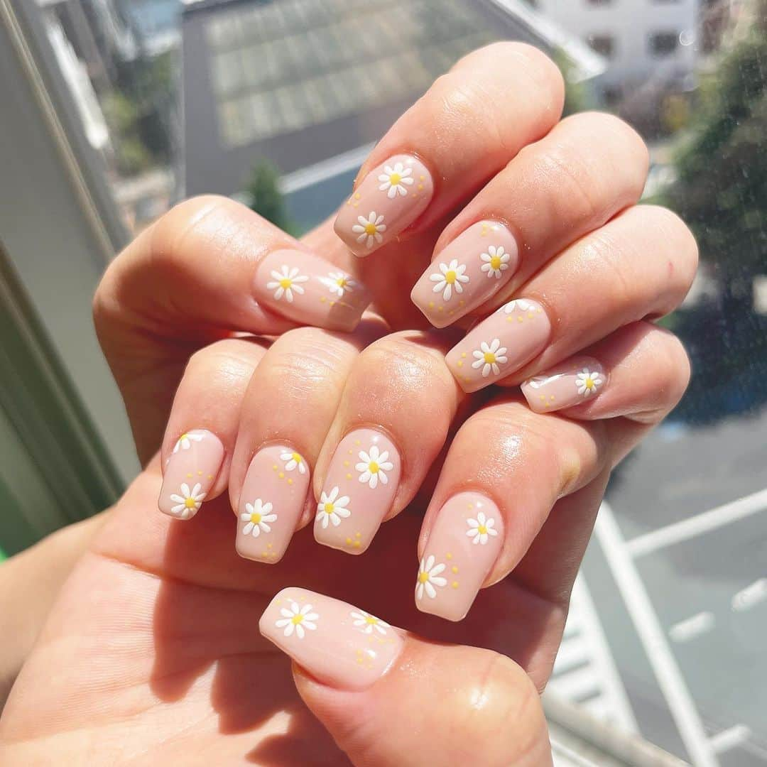 英里子のインスタグラム：「🌼💖  8月はだいぶHAPPYな気分のネイルに☺︎  @lovl__nail  @mitsu.lovl  #nails #summernails #nailart #ネイル #夏ネイル」