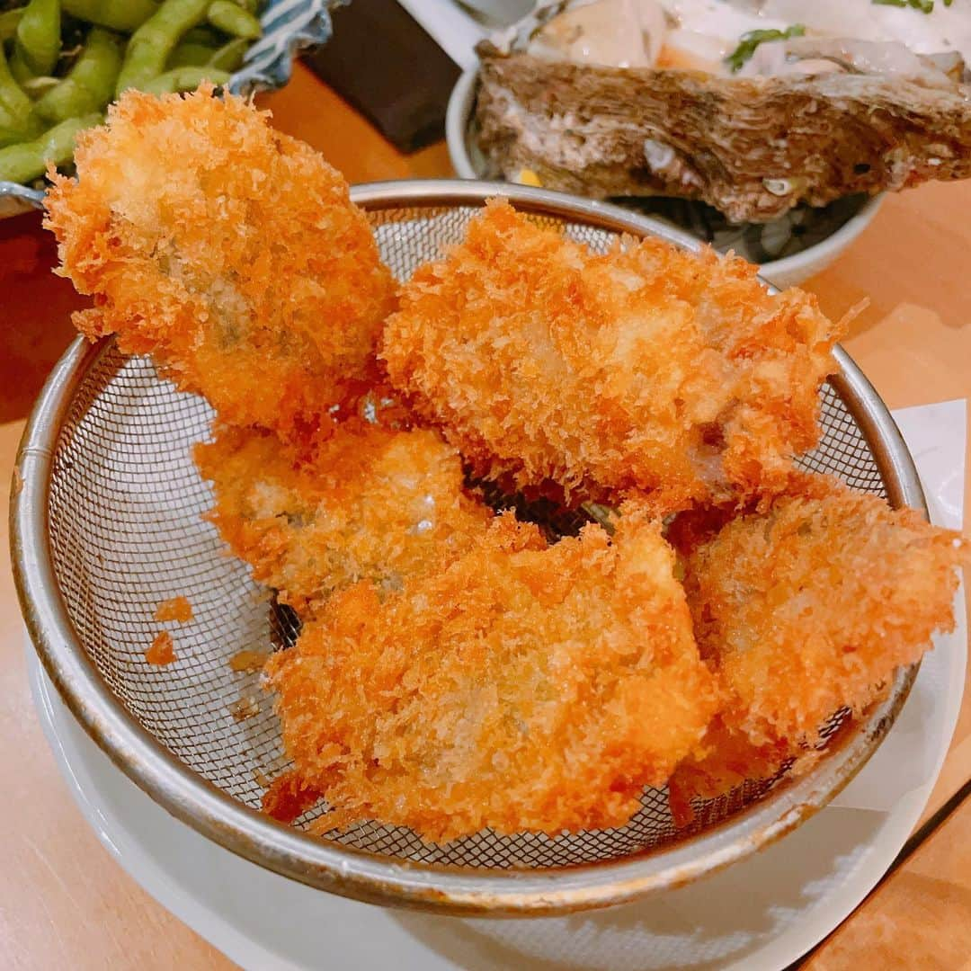 黒沢美怜さんのインスタグラム写真 - (黒沢美怜Instagram)「岩牡蠣会の時、料理人の友人がこんなに豪華なおつまみをつくってくれたよ🥺💕  漫画みたいな刺し盛り🐟 鰯の薬味和え🐟 アジフライ🐟 アクアパッツァ🐟 鯖寿司🐟  全部大好きなものばかりで幸せのひとときでした😭💕  昔は魚より肉だったはずなのにいつのまにかめっきり魚派になりました🤤💕  お肉も結局好きだけどね😆❤️笑  楽しいメンバーと楽しいひととき、思いやりに感謝した1日でした！  みんなありがとう☺️💕  #岩牡蠣 #海鮮料理 #seafood #sushi #sashimi #japanesefood #グルメ #グルメ巡り #鯖寿司 #アジフライ #foodpic #foodstagram #foodphotography #foodie #gourmet #ごはん日記 #ごはん記録 #くろぐるめ」7月30日 19時25分 - kurosawamirei