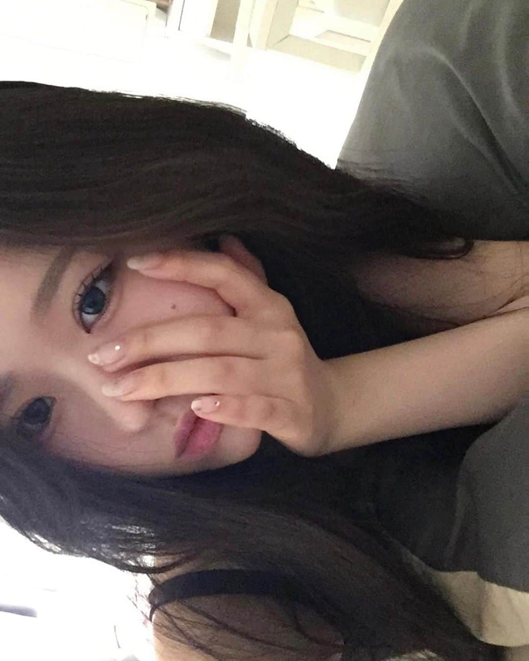 momoのインスタグラム：「.･🩶」