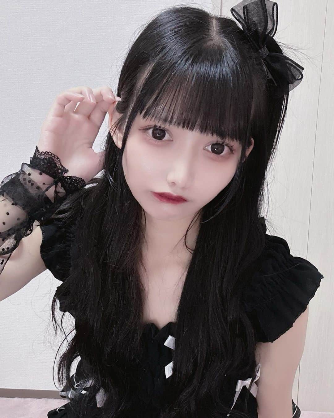 のインスタグラム：「. . この髪型ハマってる ☠🍎 . . . . . . . . . #量産型  #病みかわいい #地雷女 #量産型コーデ #量産型女子 #地雷 #量産型ヲタク #selfie #セルカ #selca  #自撮り女子 #自撮り界隈 #yamikawaii #ゴスロリ #좋아요 #셀카 #셀피 #메이크업 #팔로우 #meido #카페 #셀스타그램 #メイド #メイド服 #ロリィタ #ニーハイ #goth #ジラジョ #dimmoire」