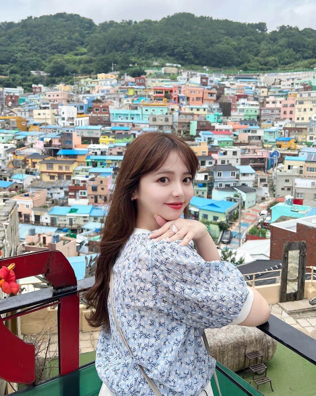 横山紗弓のインスタグラム：「韓国釜山にある甘川洞文化村🏘️ どこを切り取っても可愛い場所でした🌈 お店もたくさん並んでいて ゆっくり散策したかったな〜  先日の放送見ていただいた方📺 ありがとうございました☺︎ 'HISバスツアー'本当におすすめです🌟 要チェック▶️ @his_kyushu  #韓国 #韓国旅行 #韓国観光 #韓国カフェ #釜山 #釜山旅行 #釜山観光 #釜山カフェ #甘川洞文化村」