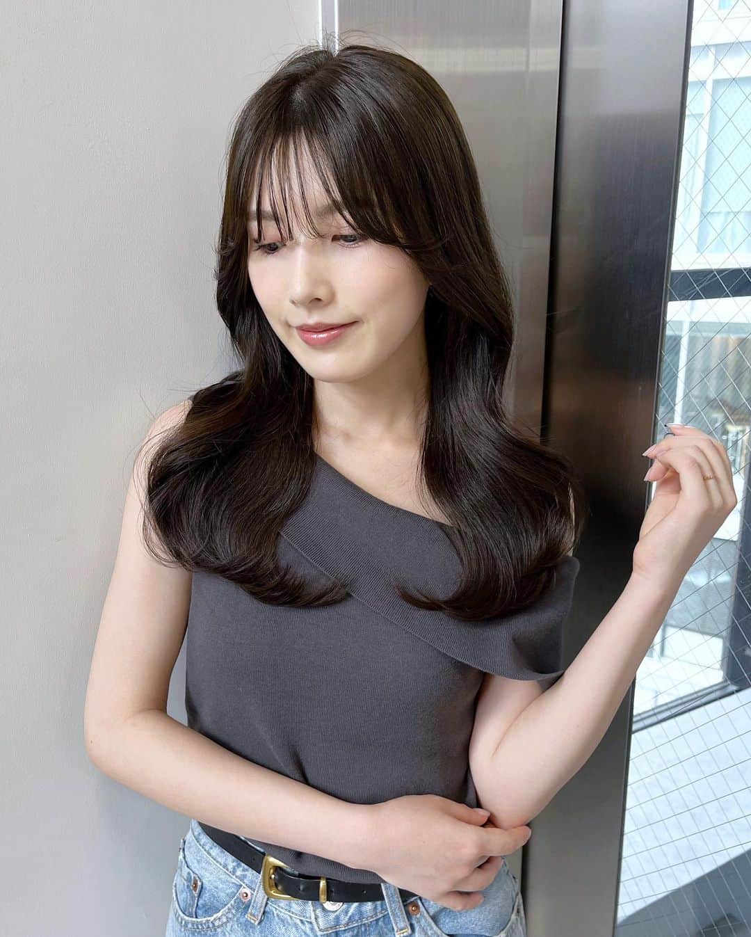 のインスタグラム：「. . 透明感ヘア♡  結婚式に標準をあわせて ずーっと続けている  #オリーブグレージュ 🩶 繰り返し入れることで明るさと 透明感の両方を叶えてくれている😽  次の次あたりにハイライト入れて 当日ヘアアレンジしても 立体感でるようにしてもらう予定💘  さえ、かいりちゃんいつもありがとう♡ @sae__ishihara @sk_000825  #透明感ヘア#透明感カラー#透明感ヘアカラー#美容室#美容院#ヘアカラー#ブルベ#ブルベヘア#夏ヘア#花嫁美容」
