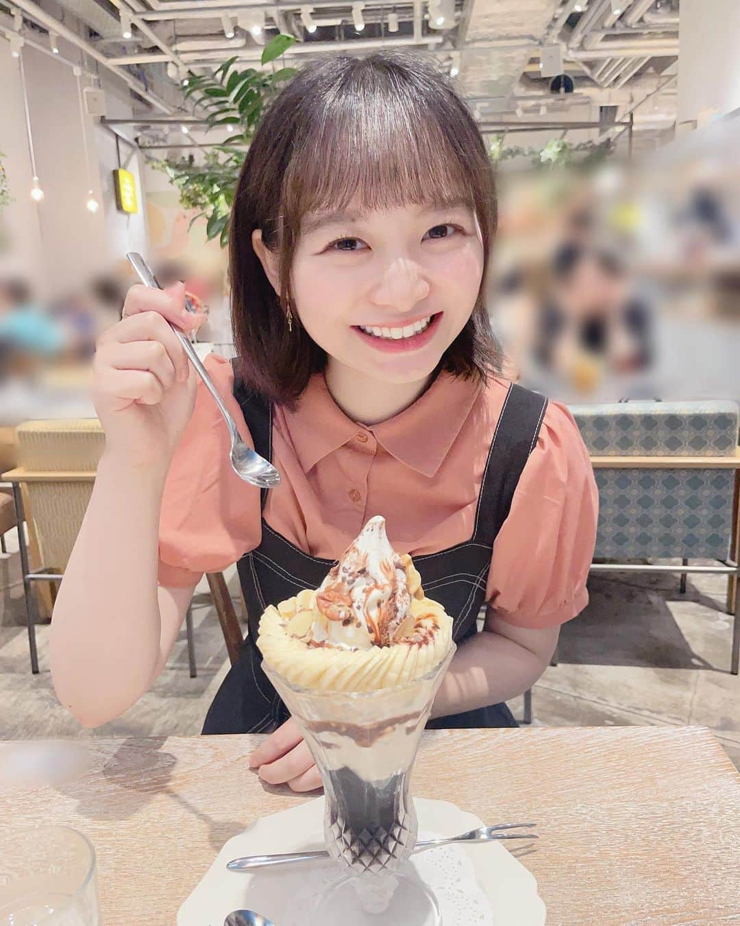 延命杏咲実のインスタグラム：「. バナナもアイスクリームもたっぷり！！🍌🍨💓 . 甘いものには目がないのです🪄 . みんなは何のスイーツが好きかな〜？？😉 . . #パフェ #フルーツ #バナナ #最初は多いな〜と思ったけど #ペロリと完食しちゃった😋 #セントフォース #セントフォースsprout #延命杏咲実 #延命ちゃん」