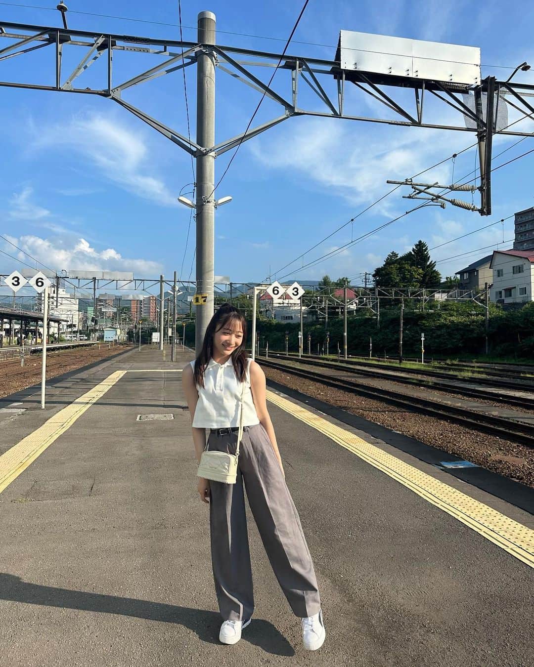石川翔鈴さんのインスタグラム写真 - (石川翔鈴Instagram)「. インターハイの試合観戦後、 今しかない！と祖母に会いに小樽へ🚃  ２時間弱しか一緒にはいられなかったけれど 懐かしい話をしたり、温かい幸せな時間を過ごしました もっと頻繁に会いに帰りたいな☺️。  #Otaru #Hokkaido #fashion #ootd #envym #gu」7月30日 19時27分 - karen__i328