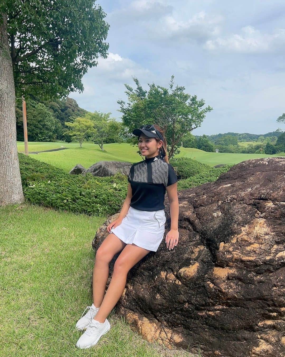 のインスタグラム：「この日のウェアは全身 @adidasgolf  @adidastokyo 😚❤️  4人でお揃いのモックネックと新しいスパイクで楽しいラウンド会でした✌️😊  通気性の良い夏仕様のZG23VENT🫶 ZG23の履きやすさ、グリップ力などのパフォーマンスはそのままにメッシュ素材によって通気性がアップ🔥  めちゃくちゃ暑い夏でも快適に、そしてプレーにも妥協しないスパイクです😚👟  #アディダスゴルフ #ずっとゴルフ #giftedbyadidas #ゴルフ #ゴルフ女子 #ゴルフ男子 #スポーツ女子 # #golf #golfing #golfer #golfwear #ゴルフウェア #ゴルフコーデ #YouTube #골프 #골프여자 #高尔夫 #instagolf」