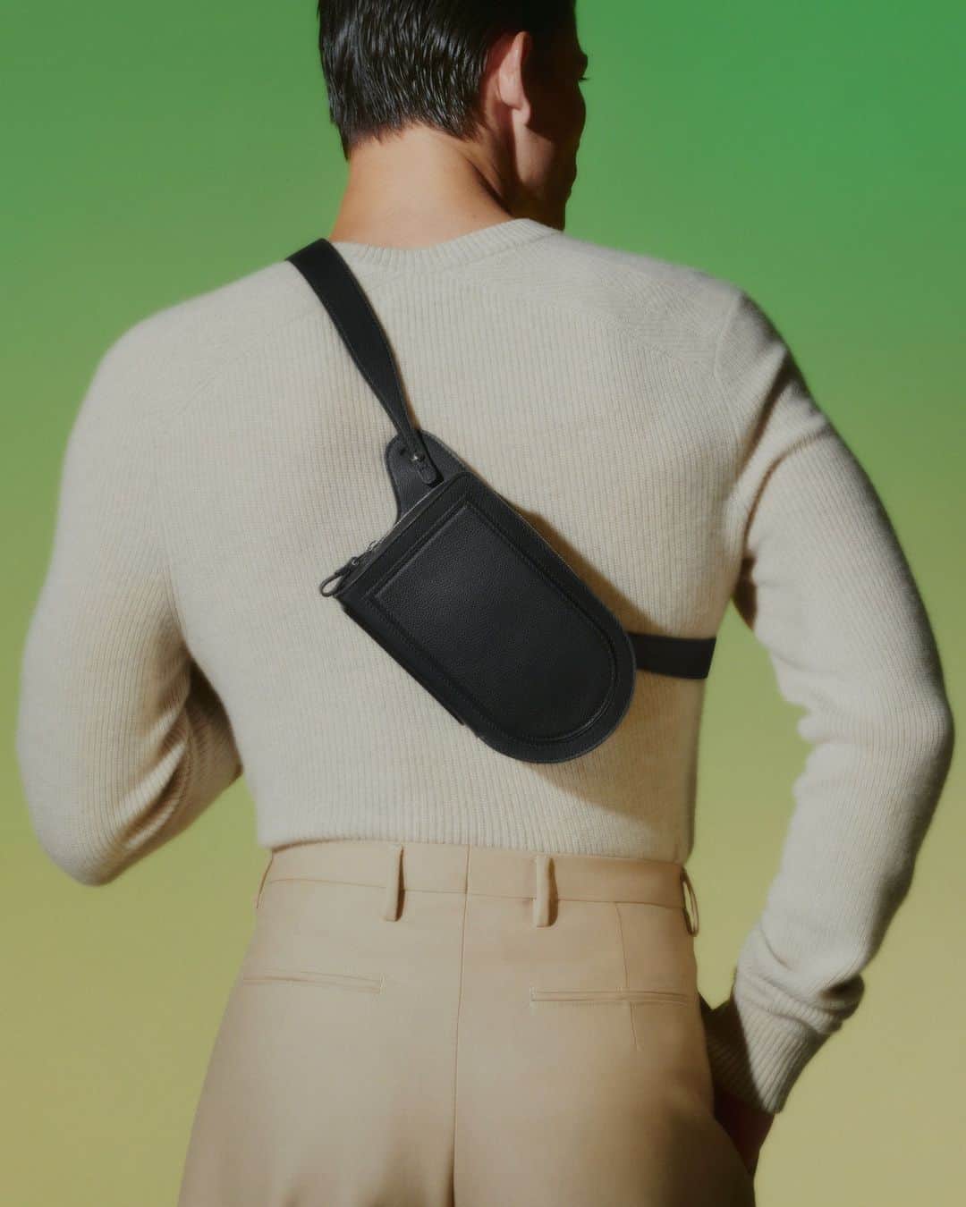 デルボーのインスタグラム：「For a smooth ride. ⁣ ⁣ Compact, streamlined and unfailingly sophisticated, the Pin City’s pared down, elongated D-shaped silhouette fits all your essentials and has an exterior pocket for a credit card. Crafted in signature Jumping Calf leather in a range of subtle yet rich hues, it comes with a crossbody strap for elegant, modern convenience.⁣ ⁣ #Delvaux」