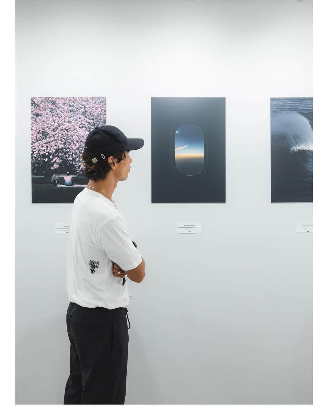 山中海輝のインスタグラム：「Dear_sir TOKYO EXHIBITIONでお披露目した作品達がオンラインからも購入いただけるようになりました。  それぞれ限定3枚ずつなのでもうすでに3枚とも完売してしまっているものもありますが、気に入っていただけたものが是非良ければお家に飾ってください。 それぞれの作品のメッセージもサイトに合わせて掲載しています。  　 ※購入はプロフィールリンク"Dear_sir Collection2023"をご確認よろしくお願いします。  @dear__sir   pc @norihiro_takeda」
