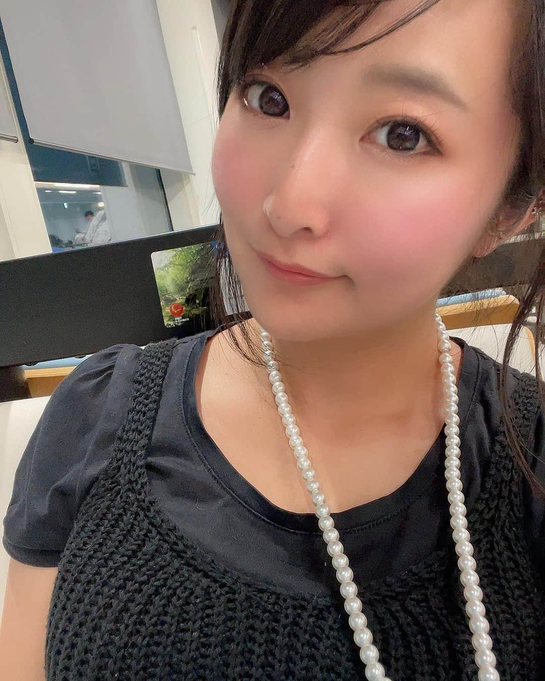 金城真央のインスタグラム：「３泊4日のお仕事も無事終わり😆 最後に皆さんとお食事をして関西へ… 台風の影響受けなくて良かった😌 ほっとするとワン🐶達が恋しくして恋しくて、どこでもドアが欲しくなる‼️ #金城真央 #女優 #タレント #モデル  #ナレーター #MC #沖縄 #アラフォー」