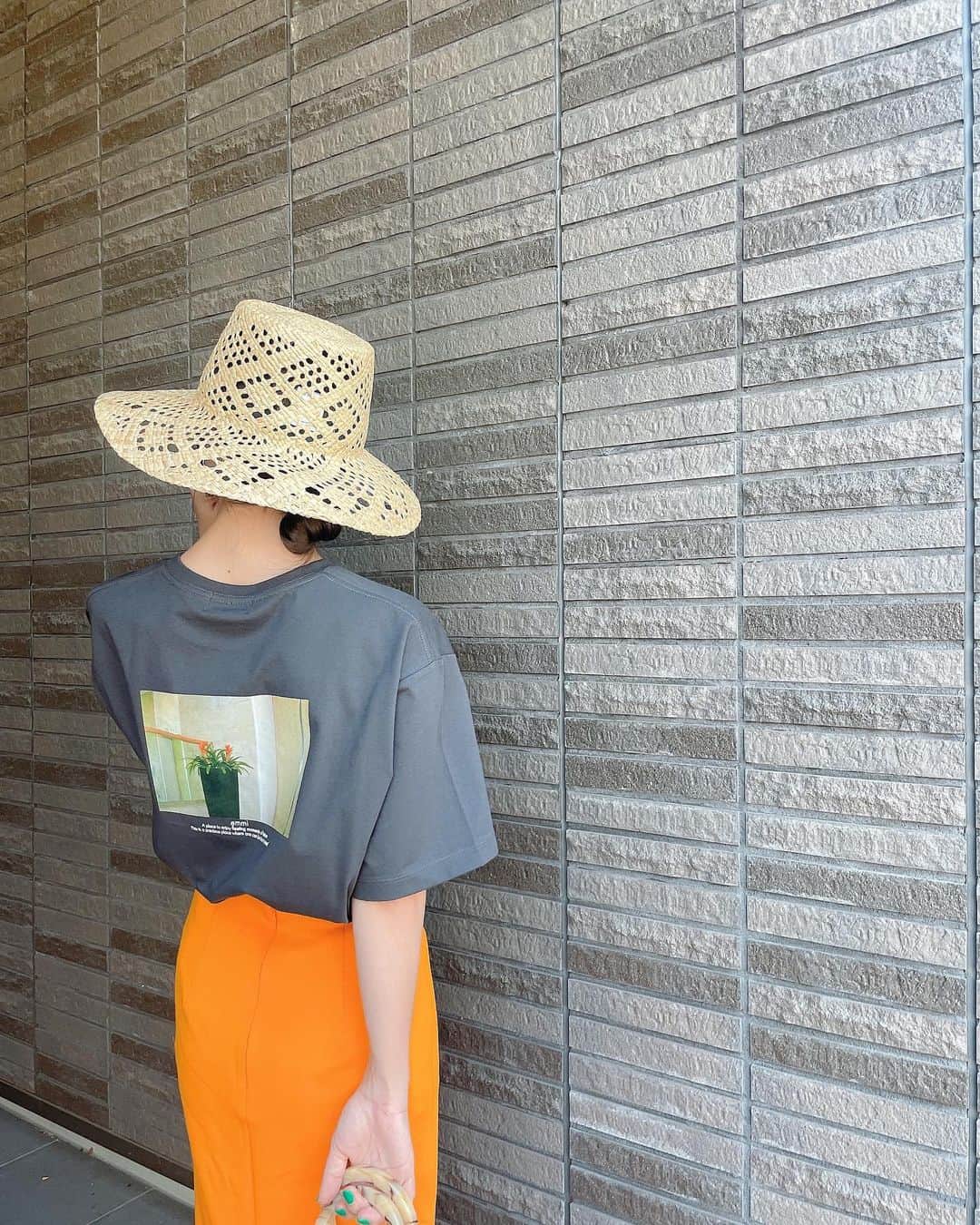 M a r i n aさんのインスタグラム写真 - (M a r i n aInstagram)「.  @emmi.jp  @keita.goto  コラボレーションTシャツ  チャコールグレーはサイズ2にしました 後藤さんのお写真ほんとすき。 色違いも購入したので、また載せます♡  #emmi #152cmコーデ」7月30日 19時37分 - marina_marie_l