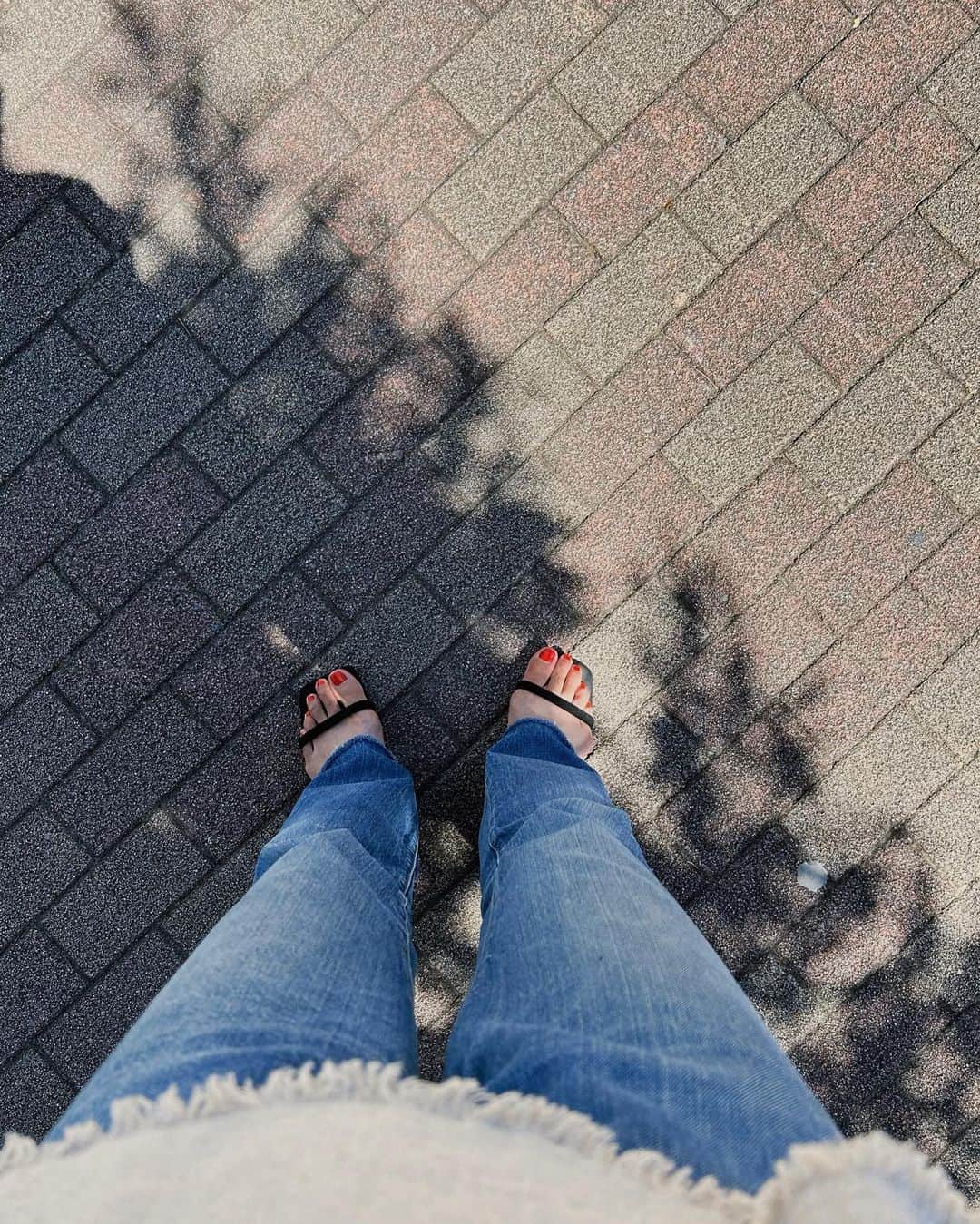 川島幸恵さんのインスタグラム写真 - (川島幸恵Instagram)「😋😋😋 ⁡ 土用の丑の日！ということで、お気に入りの鰻屋さんへ🕺🏻 ⁡ 3年ぶり⁉︎くらいに訪店しましたが、やっぱり美味しい〜 ⁡ 久しぶりに浅草方面も散歩して🌿 長時間歩く日も疲れないストラップサンダルは万能です✊✨ ⁡ 暑くて休憩ばかりしてたけど🍦🍑😂 ⁡ 夕方は近所のお祭りも行けて夏満喫な1日でした💯 ⁡ ⁡ #SHENERY_official #camisole #sandals #SHENERY #denimpants #vintage #vintagelevis #levis517 #scarf #vintage #glasses #eyevan #fashion #styling #dayoff #土用の丑の日 #鰻禅 #鰻  #休日 #浅草 #ピーチフラペチーノ」7月30日 20時00分 - sachie118
