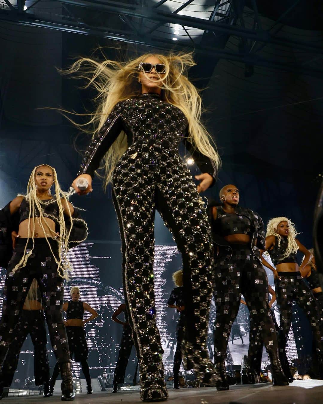 ルイ・ヴィトンさんのインスタグラム写真 - (ルイ・ヴィトンInstagram)「On tour: Beyoncé in Louis Vuitton. Louis Vuitton Men’s Creative Director Pharrell Williams was inspired to create his first custom pieces for Beyoncé, along with her dancers and daughter, Blue Ivy, for the North American leg of her RENAISSANCE WORLD TOUR.   #Beyoncé #RENAISSANCEWORLDTOUR #PharrellWilliams #LouisVuitton」7月30日 19時38分 - louisvuitton