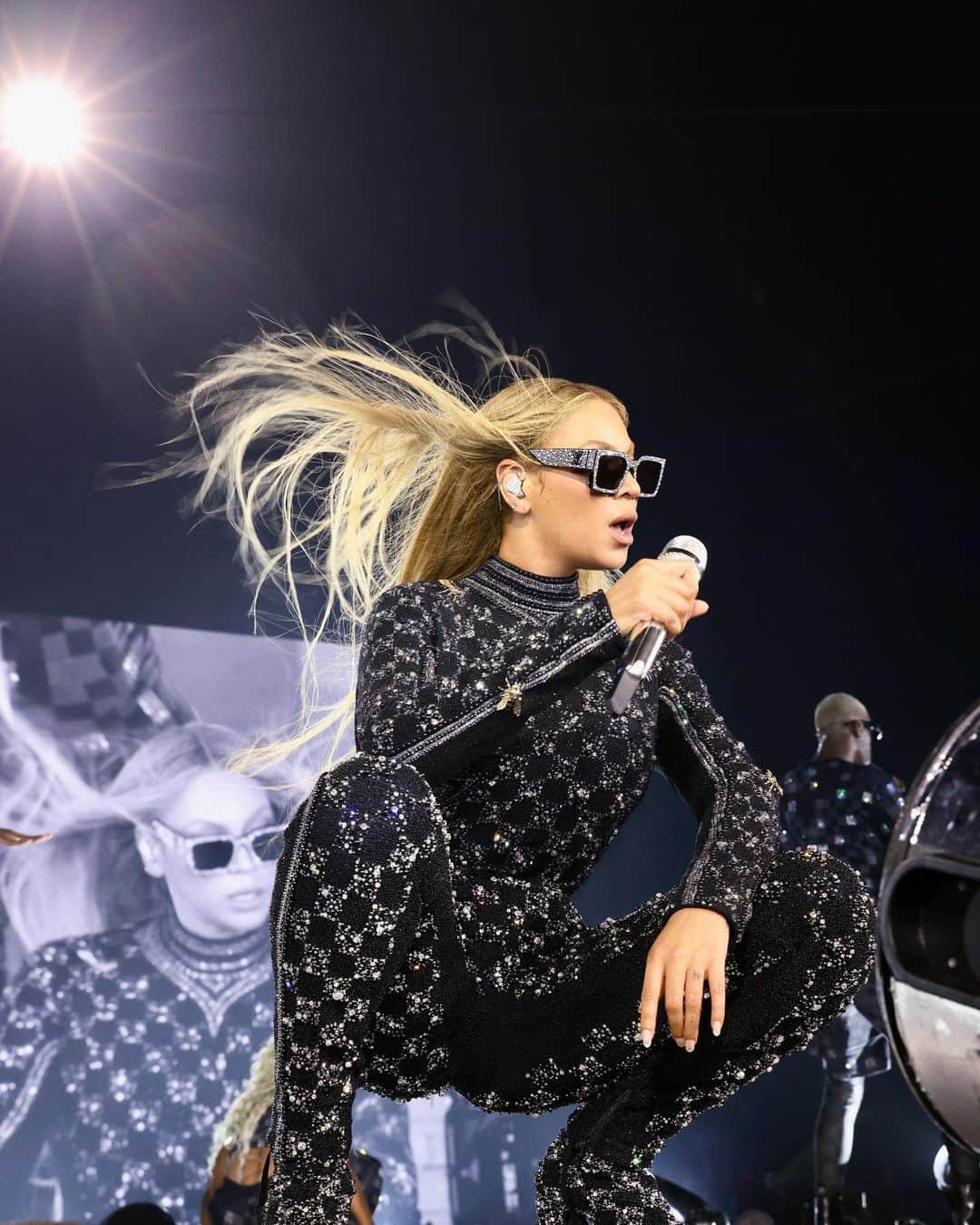 ルイ・ヴィトンさんのインスタグラム写真 - (ルイ・ヴィトンInstagram)「On tour: Beyoncé in Louis Vuitton. Louis Vuitton Men’s Creative Director Pharrell Williams was inspired to create his first custom pieces for Beyoncé, along with her dancers and daughter, Blue Ivy, for the North American leg of her RENAISSANCE WORLD TOUR.   #Beyoncé #RENAISSANCEWORLDTOUR #PharrellWilliams #LouisVuitton」7月30日 19時38分 - louisvuitton