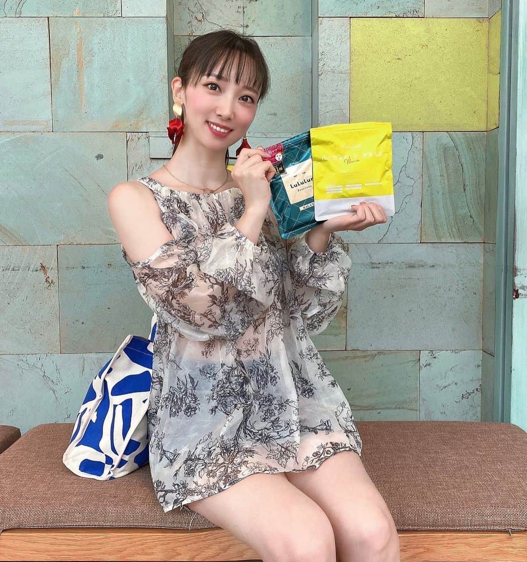 のインスタグラム：「.  オススメの美容パック✨ @lululun_jp   ルルルンの説明会にも参加し フェイスパックは無着色、無香料、 無鉱物油、アルコール無配合の 低刺激処方のため毎日のデイリーケアに オススメということを知りました🎀  ルルルンプレシャス  GREEN（バランス）  フェイスマスクを 5〜10分間肌にのせるだけで 厳選した保湿・整肌・ハリツヤ成分が 肌荒れを防いで健やかなお肌にしてくれます  夏はパック中もひんやり気持ちがいい☺️  美容液が浸透(※角質層まで) していく感じがします🌹  ルルルン ハイドラ V マスク  7種類のビタミン (※ハリ・ツヤ成分 パルミチン酸レチノール、パンテノール、ナイアシンアミド　整肌成分 アスコルビルグルコシド、アスコルビルメチルカルボニルペンタペプチド-72-トリ-t-ブチルトリプトファナミド、ミリスチル3-グリセリルアスコルビン酸、酢酸トコフェロール)と 7種類のハーブ (※肌荒れ防止成分 カミツレ花エキス、ツボクサエキス、カンゾウ根エキス、チャ葉エキス、イタドリ根エキス、ローズマリー葉エキス、オウゴン根エキス)でお肌に潤いを与える集中ケア  個人的に注目しているレチノール （ハリ・ツヤ成分）とビタミンC 誘導体 （整肌成分）が入っているのが嬉しいです🩷  乾燥や紫外線でのダメージなど お肌のコンディションに合わせて 毎日ケアしていきたいと思います😊  #PR #ルルルン」