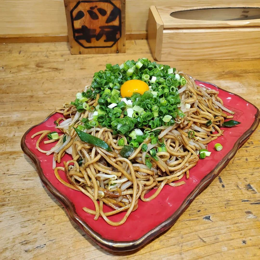 田畑竜介のインスタグラム：「今週の麺たち🍜  #焼きそば  #バソキ屋  #ネギ玉  #ラーメン  #味一番  #ニチイの味一番  #ウエスト  #うどん  #肉得うどん  #高菜葉巻おにぎり  #そうめん  #おうちそうめん  #ぶっかけ素麺」