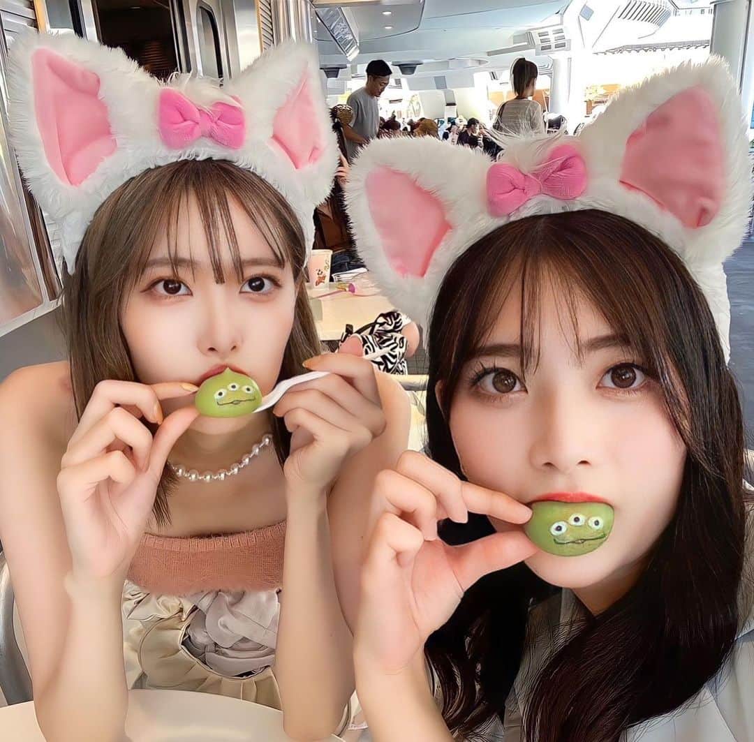 張織慧のインスタグラム：「マリーちゃんコーデ 地元の友達って、気使わなくてええから楽なんよな🩵💐 ・ ・ ・ ・ ・  #ディズニーコーデ  #マリーちゃんコーデ @ー #東京ディズニーランド #ディズニー #ボブヘアー #透け感カラー  #夏コーデ」
