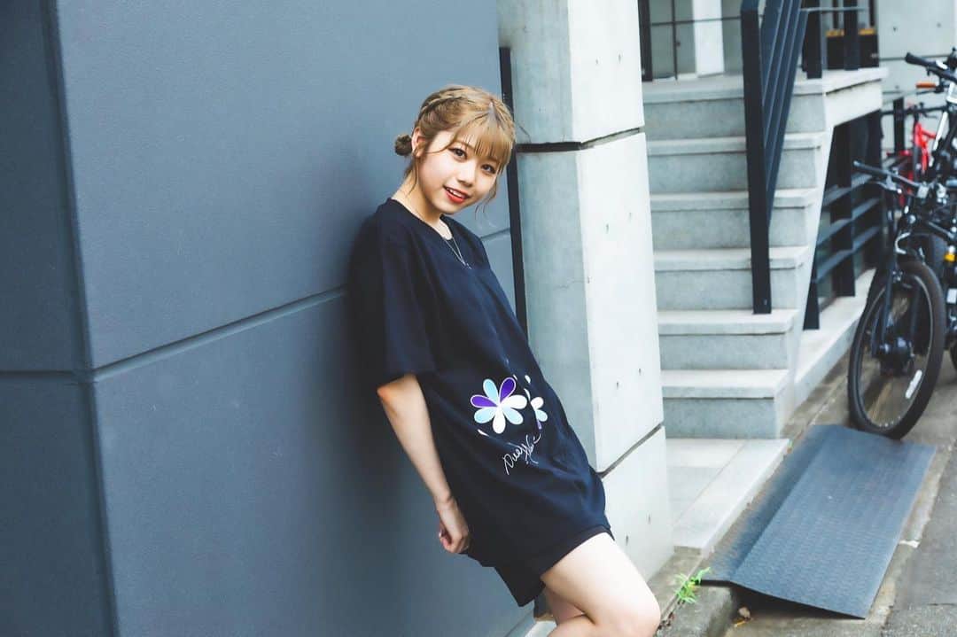 ゆーりのインスタグラム：「お団子ヘア👧🏻💭 ヘアメイクさんにお願いして普段しない髪型してみた！！🤭 ⁡ ⁡ アップと下ろしてるのどっちがすき！？😳😳 ⁡ ⁡ ⁡ ⁡ @2n_official__  2Nの販売今日の23時59分までです！！！！！ あと少しだからもしまだ買ってないって人は急いでねーっ！(ˆ꜆ . ̫ . ).ᐟ.ᐟ🐺 ⁡ ⁡ ⁡  #hair  #makeup  #faahion  #ootd  #streetstyle  #black  #flowers  #design #photooftheday  #nail  #japan  #2n  #instagram  #instagood  #instafashion  #followforfollowback」