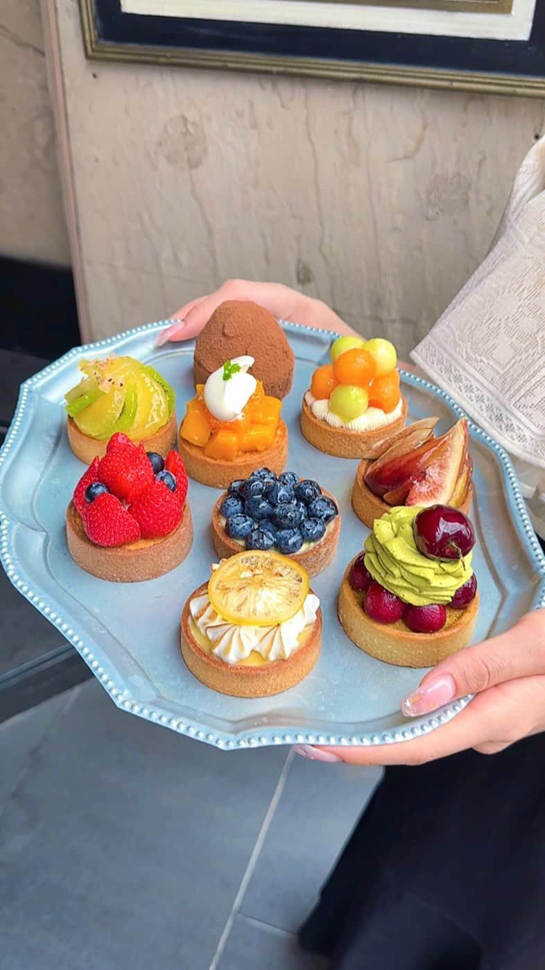ゆうとグルメのインスタグラム：「🍓京都で1番おいしいフルーツタルト専門店🍓 ㅤㅤㅤㅤㅤㅤㅤㅤㅤㅤㅤㅤㅤ 京都今出川にあるカフェシルクさん(@cafe_cirque)の 「夏イチゴとチョコのタルト」900円 「メロンとブラマンジェのタルト」830円 「ブルーベリーレアチーズタルト」680円 ㅤㅤㅤㅤㅤㅤㅤㅤㅤㅤㅤㅤㅤ 今出川駅から徒歩10分のところにあるカフェシルクさんは今年オープンしたばかりのフルーツタルト専門店！ ㅤㅤㅤㅤㅤㅤㅤㅤㅤㅤㅤㅤㅤ ここの名物は旬の果物をたっぷり贅沢に使って作る芸術品のように可愛くて綺麗なフルーツタルト🍓🍋 ㅤㅤㅤㅤㅤㅤㅤㅤㅤㅤㅤㅤㅤ 常時9種類ほどのタルトがショーケースに並んでいて、フルーツに合わせて違った土台のタルト生地を作るほどのこだわりよう！ ㅤㅤㅤㅤㅤㅤㅤㅤㅤㅤㅤㅤㅤ それぞれのタルト生地の味が違うから1人3個も注文してもぺろっとおいしく食べれちゃいました🤤🤤 ㅤㅤㅤㅤㅤㅤㅤㅤㅤㅤㅤㅤㅤ アンティーク家具で統一された店内はすごくおしゃれだし、好みのアンティークのお皿を自分で選んで、タルトを盛りつけてもらえるのも嬉しいポイント！ ㅤㅤㅤㅤㅤㅤㅤㅤㅤㅤㅤㅤㅤ どのタルトも美味しかったけど、2種のメロンとチーズクリームを使ったメロンタルトとレアチーズの控えめな甘さが特長的なブルーベリータルトが特においしくてお気に入り🍈 ㅤㅤㅤㅤㅤㅤㅤㅤㅤㅤㅤㅤㅤ お店の雰囲気も良いしタルトもおいしくて京都でカフェ選びに迷ったときはここ行けば絶対満足してもらえると思う！ ㅤㅤㅤㅤㅤㅤㅤㅤㅤㅤㅤㅤㅤ かなりおすすめ！！ ㅤㅤㅤㅤㅤㅤㅤㅤㅤㅤㅤㅤ —————————————— 📍京都府京都市上京区元伊佐町271-10  ⏰11:30〜17:00 🛌不定休 🚃今出川駅から徒歩10分 —————————————— #PR #京都グルメ #京都カフェ #今出川カフェ #cafecirque #カフェシルク #フルーツタルト #タルト #kyoto #japan   #京都観光 #京都旅行 #京都 #京都ランチ #カフェ巡り #カフェ好きな人と繋がりたい #ごはん記録 #おいしい #japantravel #japantrip #instafood」
