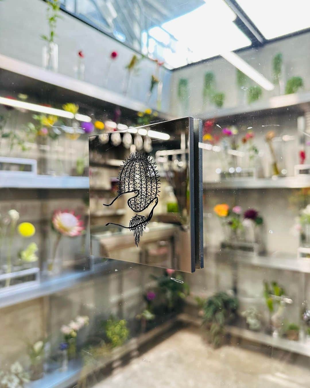 椎木俊介のインスタグラム：「Laboratory #azumamakoto #makotoazuma #amkk #amkkproject #jardinsdesfleurs #flowers #東信 #東信花樹研究所」