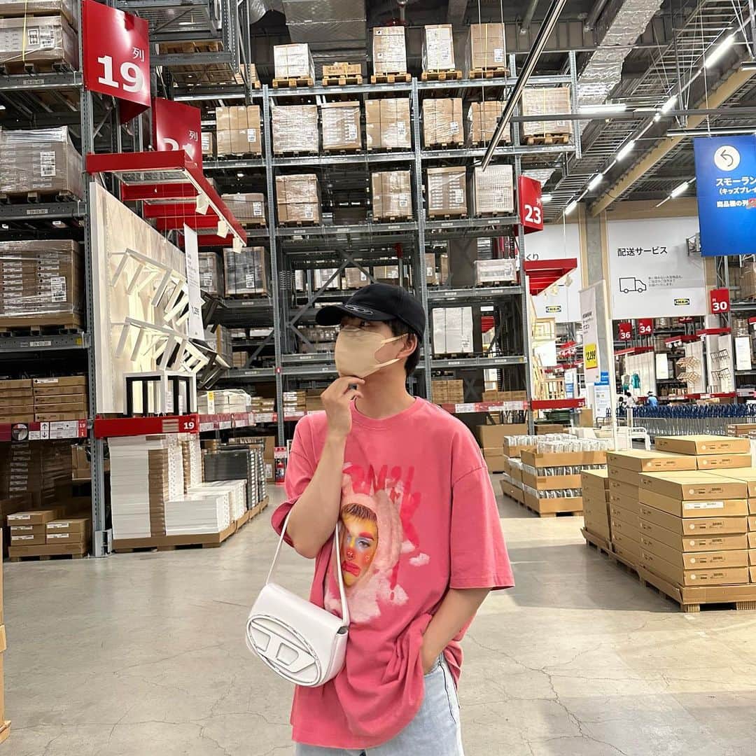 金木朋裕さんのインスタグラム写真 - (金木朋裕Instagram)「他人の持ってる幸せっぽいモノより 自分の中にある小さな幸せの方が ずっと貴重でホンモノだと思う。 他人を見てても幸せは見つけられないと思う。 自分の幸せは自分の中にしかないから その小さな幸せを大切に大きく育たせることが きっと1番幸せで1番の近道。多分ね。 ８月良い月にしよっと！🫶 それと最近dieselにハマってる。」7月30日 19時47分 - tomohiro_kaneki