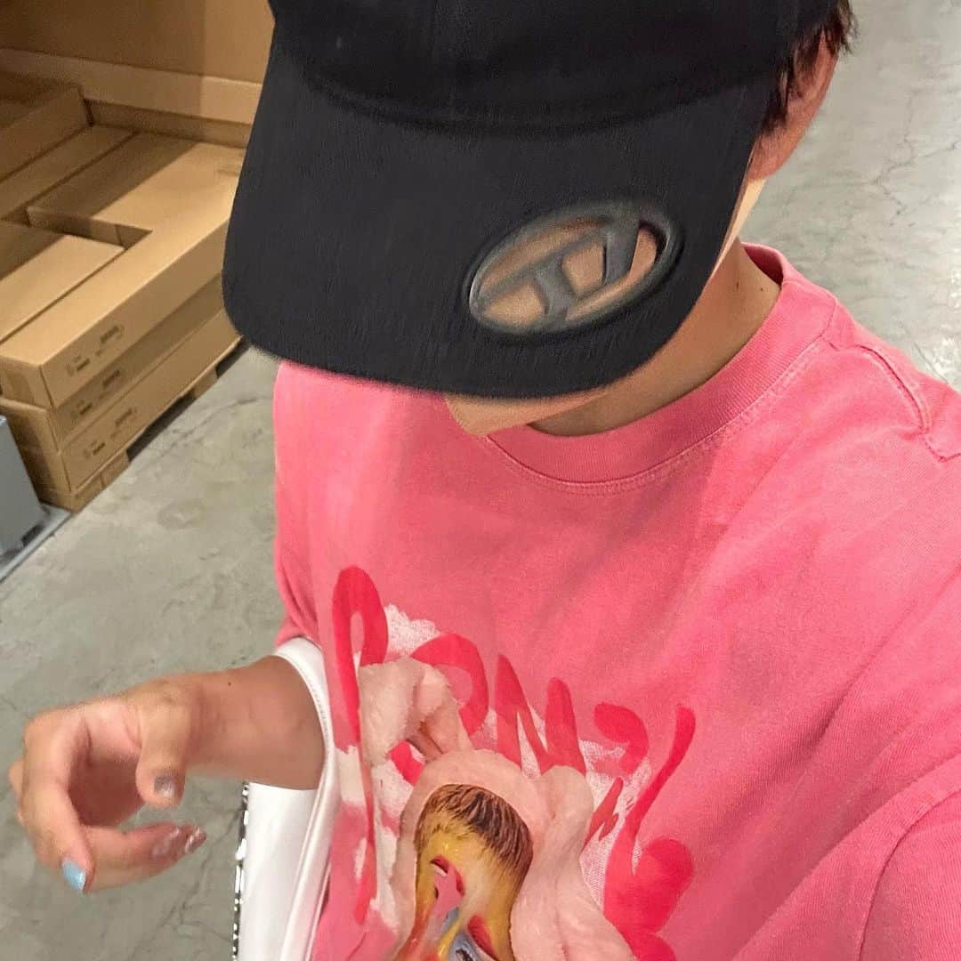 金木朋裕さんのインスタグラム写真 - (金木朋裕Instagram)「他人の持ってる幸せっぽいモノより 自分の中にある小さな幸せの方が ずっと貴重でホンモノだと思う。 他人を見てても幸せは見つけられないと思う。 自分の幸せは自分の中にしかないから その小さな幸せを大切に大きく育たせることが きっと1番幸せで1番の近道。多分ね。 ８月良い月にしよっと！🫶 それと最近dieselにハマってる。」7月30日 19時47分 - tomohiro_kaneki