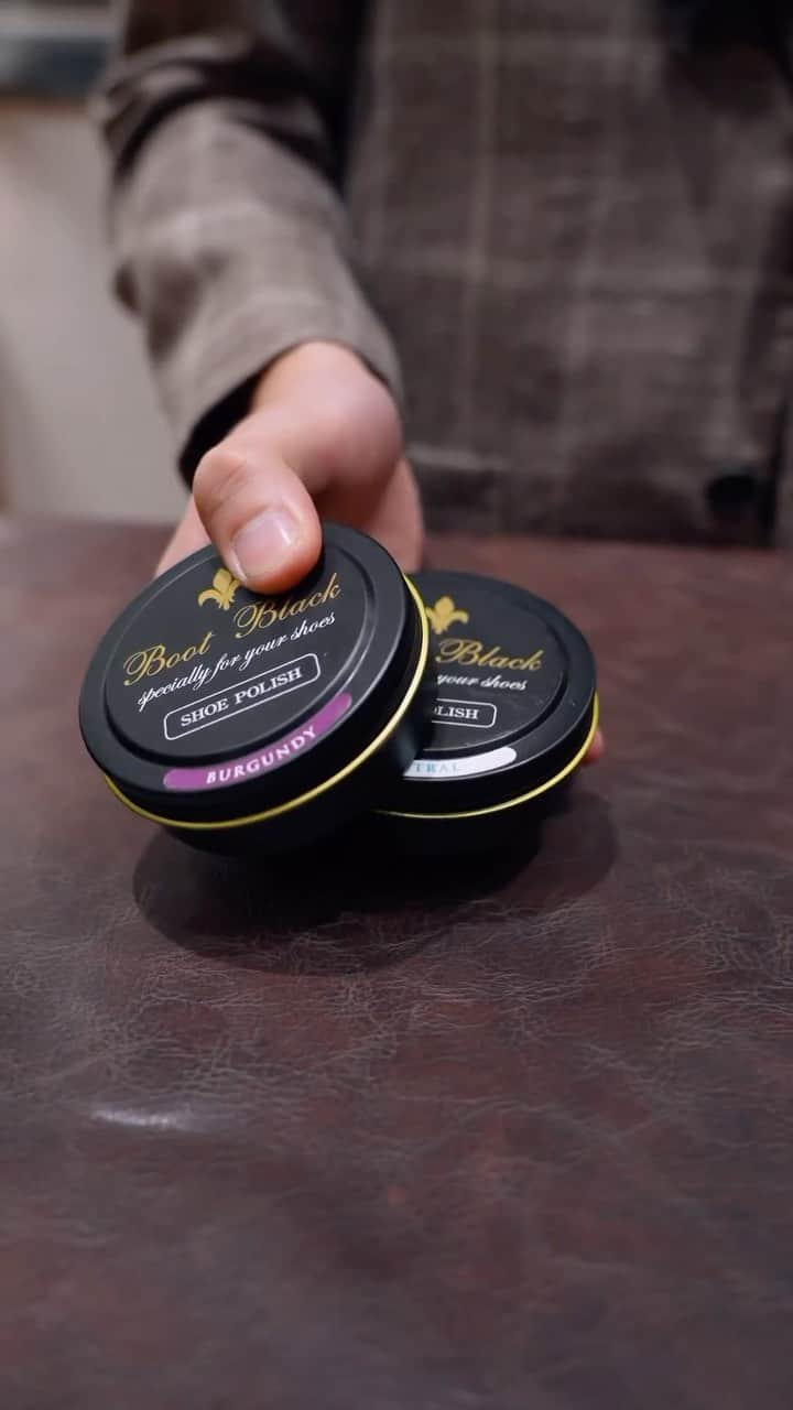 bootblack_officialのインスタグラム：「Boot Black shoeshine by @therefinement.official ⚜️ Video by : @therefinement.official  #bootblackshoeshine#bootblackshoecare#highshine#shoecare#shoeshine#shoepolish#shoegazing#shoestagram#leathershoes#madeinjapan#japanmade#japan#bangkok#thailand#classicshoes#dressshoes#shoegram#mirrorshine#shoeaddiction#shoeaddict」