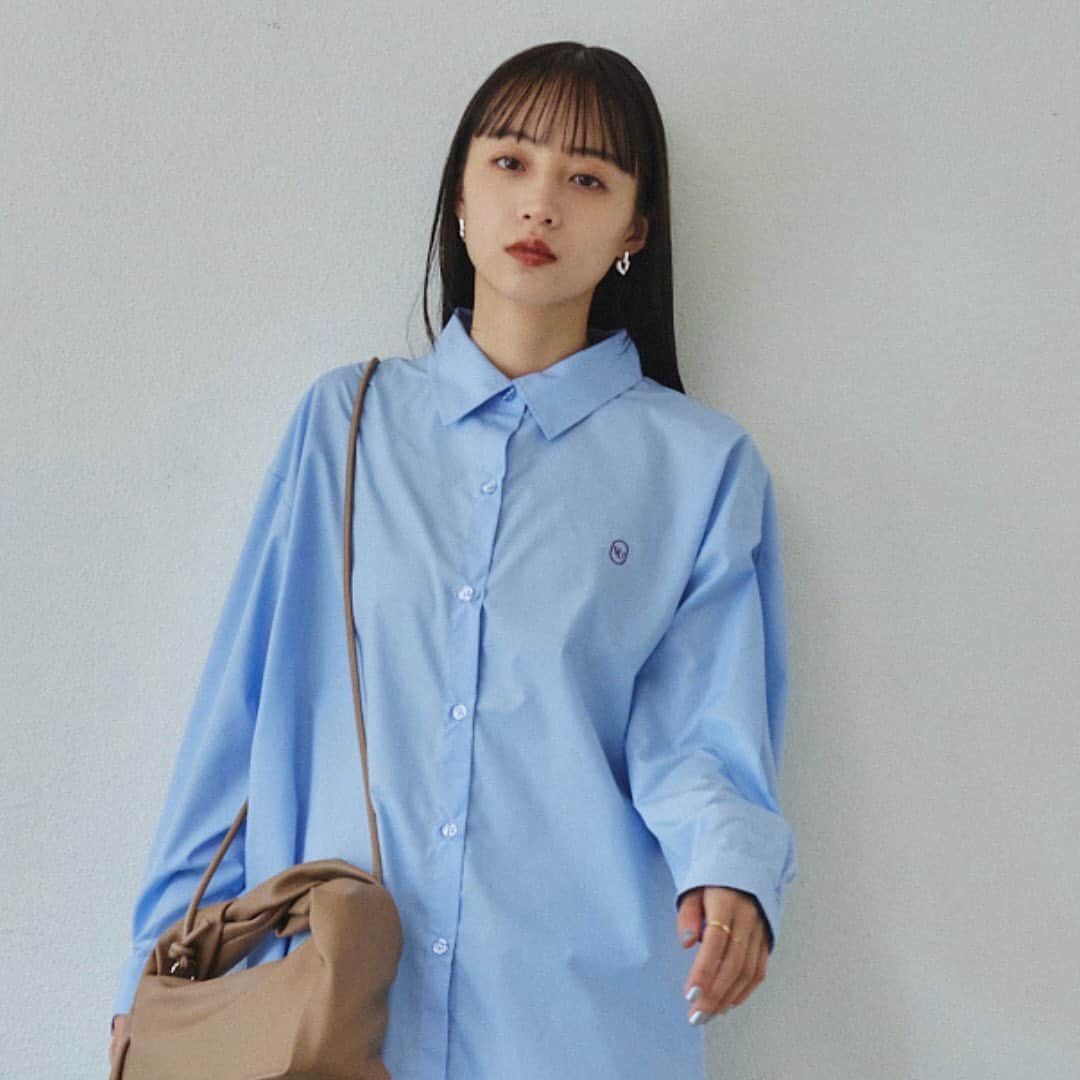 Vannie Officialのインスタグラム：「スタンダードシャツ  … Design …  ・ブランドロゴが刺繡されたシャツ ・春秋問わず着れる定番生地 ・ややルーズめなサイジング ・ネイビーストライプ×ネイビー刺繡 ・ブルー×レッド刺繡 ・ピンク×グレー刺繡  … Styling …  一枚着・羽織りどちらでも重宝するスタンダードシャツ。 アウトもインも使えるサイズ感。 カラー刺繡がポイントなのでカラーリンクしたコーディネートもおすすめ。 ショートパンツと合わせれば高身長の方でもコンパクトめなスタイリングが完成。 デニムと合わせてもカジュアル過ぎず女性らしい印象になるデザイン。  ━━━━━━━━━━━━━━━━━━━━━  透け感：なし 裏地：なし 厚さ：普通 伸縮性：なし 光沢感：なし  ━━━━━━━━━━━━━━━━━━━━━━ ※詳しくは洗濯タグをご確認ください #vannie_u」