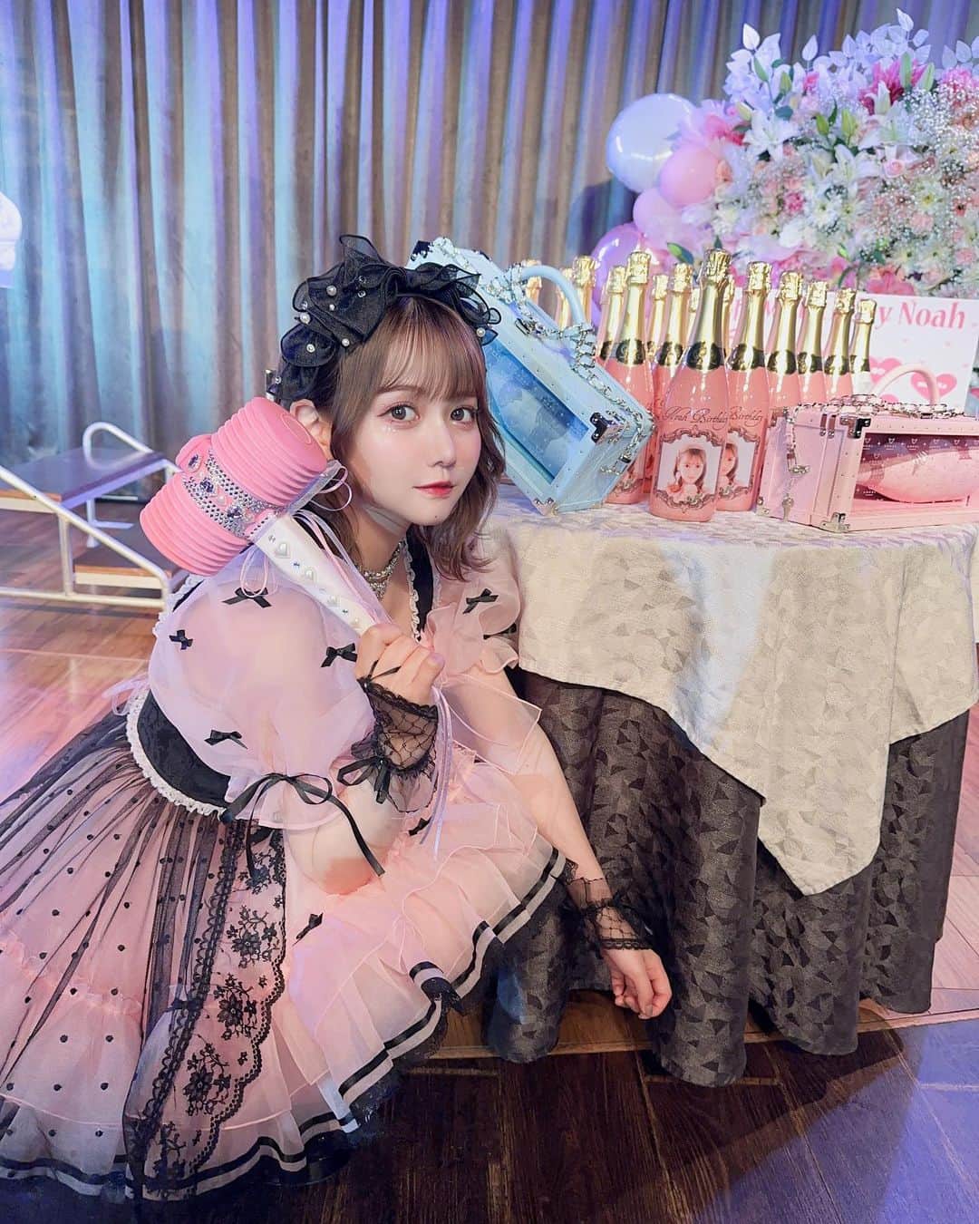 佐藤ノアのインスタグラム：「3年前にやりたかったファンクラブの子達とのバースデーイベントでした🧠🎀💧  ファンの子とお酒飲んでみたーいホストみたいなイベントやりたーい、みたいな思いつきから始まったイベントですがまずはコロナで中止になってしまって。3年越しぐらいに実現することが出来ました。 正直お酒が入ると人がどうなるか分からないのと 人数が多かったのもあって ファンの子とお酒を飲むって言うのはとてもリスキーな事らしく、本当に大丈夫？みたいな声が企画段階でもあったんですが、私のファンの子達なら大丈夫だよと信頼のもとで成り立ったイベントでした。まずは信じさせてくれて本当にありがとう。  この日のために沢山働いてくれたであろう私のお姫様(あと物好きな男の子)たち、未成年だけどバイト代を貯めてきてくれた子たち、決して安い値段とかではなかったのにマナーもとても良くて何よりみんなが楽しそうで感謝感激でございました。 私が作るお花畑は 綺麗で美しくて 同時にいつまでもみんなの憩いの場でありたいなと改めて思ったのでした。 幸せですしこれらも私が幸せにしますよ、姫(あと物好きな男の子)たち🪽  #佐藤ノアバーイベ2023」