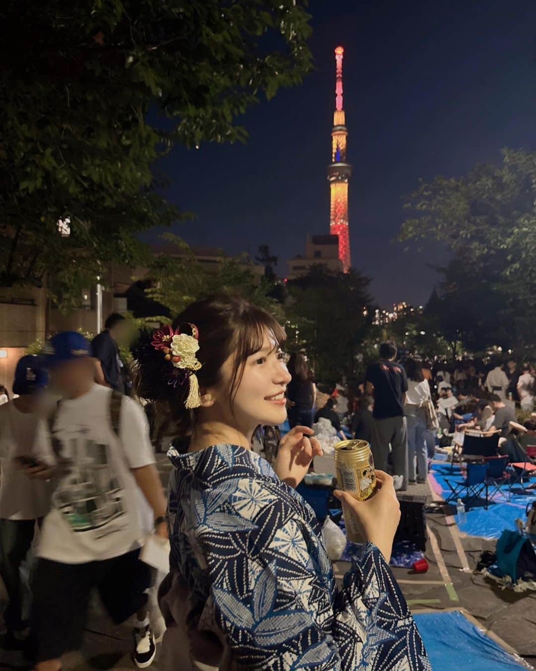 のインスタグラム：「初の隅田川花火大会へ行きました🎇  花火がすっごく大きくて感動🥹！！！  綺麗なスカイツリーも見ることができて、何だかロマンチックな気分になっちゃいました🗼💫⭐︎  やっぱり花火大会っていいね🌼 幸せな時間でした❤︎」