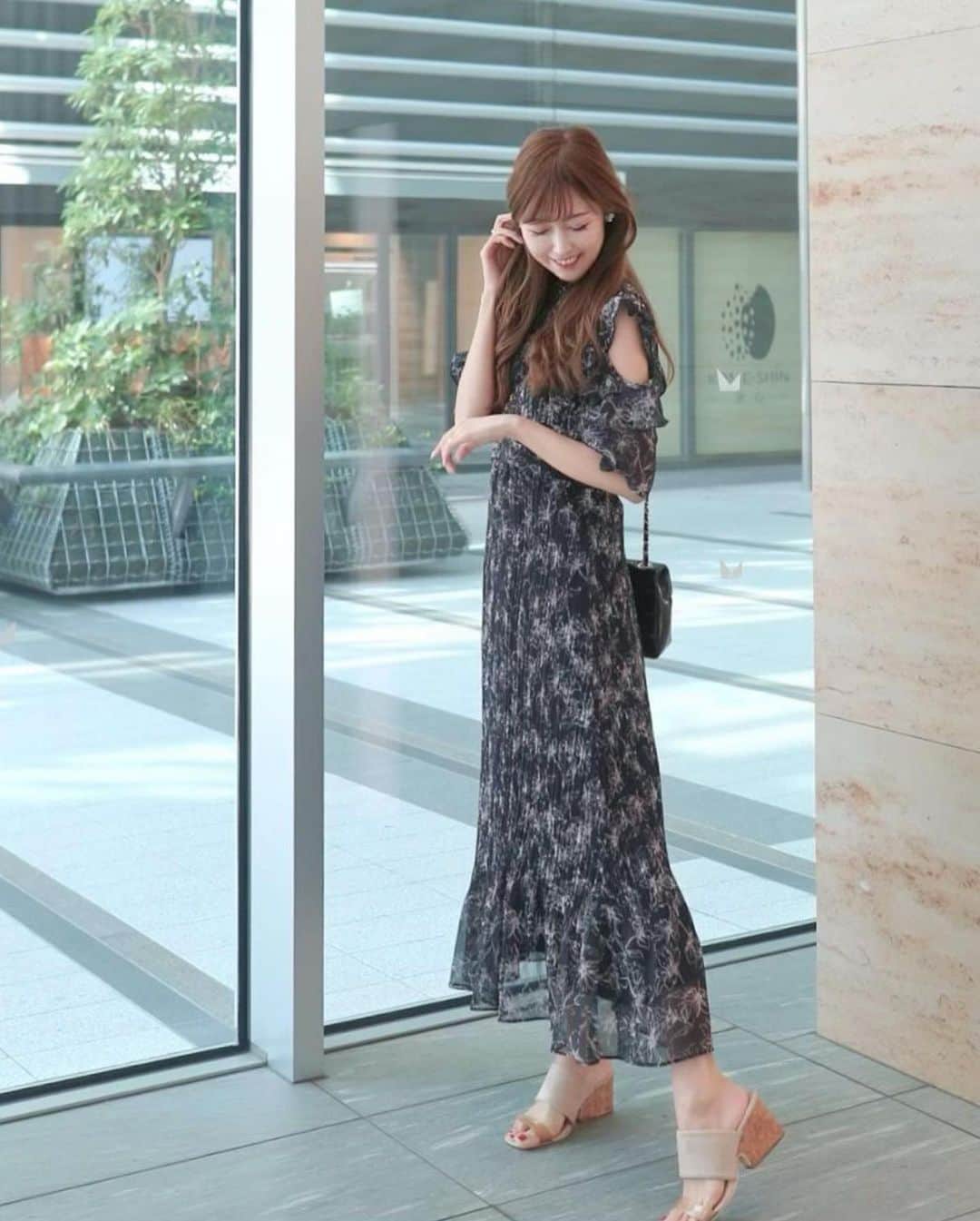 のインスタグラム：「. 先日のアフタヌーンティーの時のコーデ💡 ブルガリホテル東京の入り口がわからなくて、ひたすらぐるぐる回って辿り着かず焦りました‥😂 . この @leja__official のワンピースはショルダーオープンのデザインが可愛くてお気に入り😊✨ こういうきちんと感もあって着心地が良いワンピースって本当に使える🤗  . . . #leja #onepiece #アフタヌーンティーコーデ  #ワンピース」