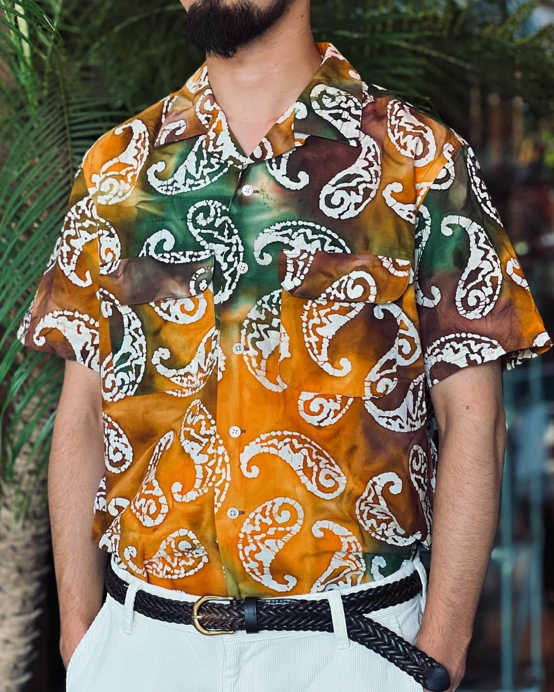 BEAMS+さんのインスタグラム写真 - (BEAMS+Instagram)「・ BEAMS PLUS RECOMMEND.  ＜BEAMS PLUS＞  Batik Print Short Sleeve Open Collar Shirt.  Batik pattern using a classic technique. The depth of the fabric gives it an appealing look. It is also characterized by its light oriental mood. It is powerful even when simply worn with shorts..  -------------------------------------  クラシックな技法を用いたバティック柄。奥行きのある生地の表情が魅力的です。軽快なオリエンタルのムードがある所も特徴的。シンプルにショーツと合わせるだけでも迫力があります。  #beams #beamsplus #beamsplusharajuku  #harajuku #mensfashion #mensstyle #stylepoln #batik #batikprint」7月30日 20時00分 - beams_plus_harajuku