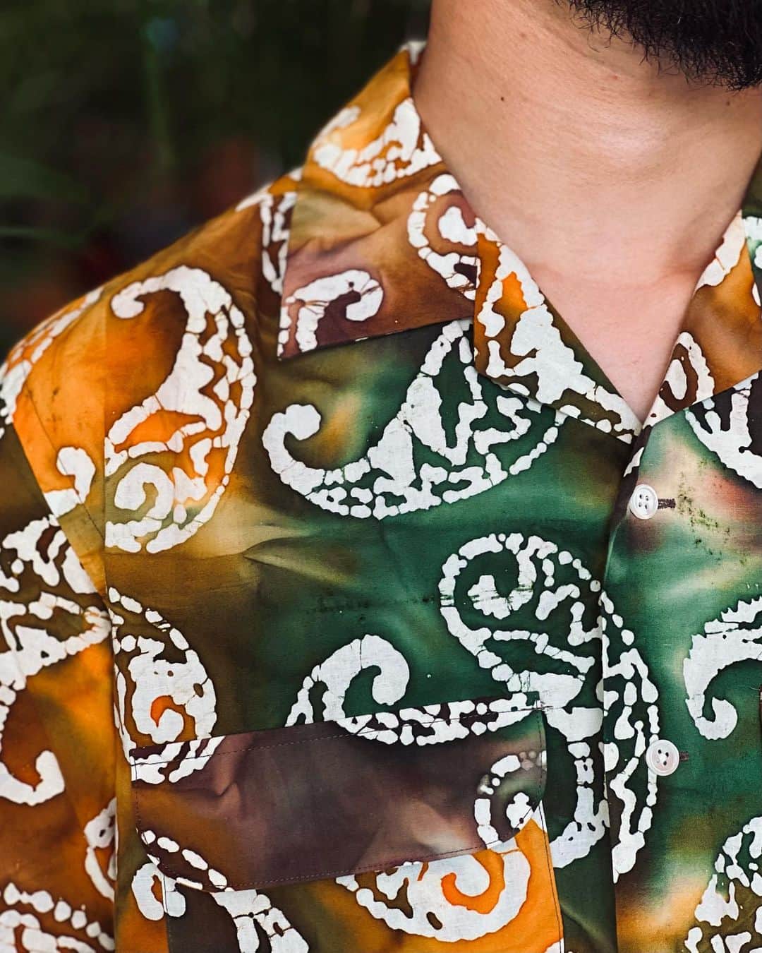 BEAMS+さんのインスタグラム写真 - (BEAMS+Instagram)「・ BEAMS PLUS RECOMMEND.  ＜BEAMS PLUS＞  Batik Print Short Sleeve Open Collar Shirt.  Batik pattern using a classic technique. The depth of the fabric gives it an appealing look. It is also characterized by its light oriental mood. It is powerful even when simply worn with shorts..  -------------------------------------  クラシックな技法を用いたバティック柄。奥行きのある生地の表情が魅力的です。軽快なオリエンタルのムードがある所も特徴的。シンプルにショーツと合わせるだけでも迫力があります。  #beams #beamsplus #beamsplusharajuku  #harajuku #mensfashion #mensstyle #stylepoln #batik #batikprint」7月30日 20時00分 - beams_plus_harajuku