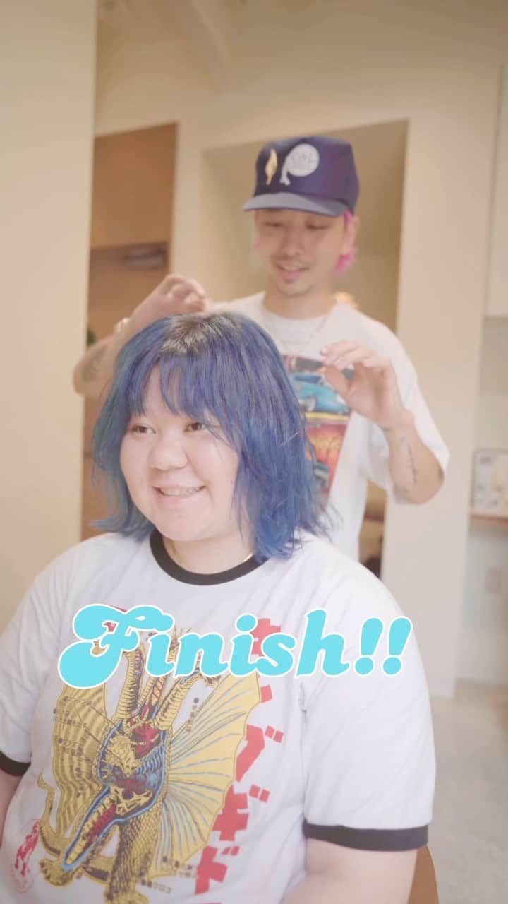 浜本忠勝のインスタグラム：「𝐌𝐚𝐲 𝐭𝐡𝐞 𝐟𝐨𝐫𝐜𝐞 𝐛𝐞 𝐰𝐢𝐭𝐡 𝐲𝐨𝐮…💙✂︎ ✴︎ アメリカ LAから来てくれたお客様🇺🇸 自分のNYの時のチームメイトが一緒に来てくれました🥺✨ ✴︎ 自分の英語はまだまだですが、ジャンル問わず趣味や好きなこと、なんでも学んで吸収してきたタイプなので、どんな方が来ても共通の話題があれば、英語力をカバーできると思っています💪🏻✨ なによりコミュニケーションなので、伝わって楽しく会話ができるのが1番ですよね😂👌🏻 ✴︎ Thank you so much 🙏🏻❤️✂️ ✴︎ ✴︎ #curtainbangs #babybangs #longhair #beforeandafter #beforeandafterhair #hairtutorial #hairtransformation #japanesehairsalon #japanesehairstylist #hairsalonintokyo #hairsaloninjapan #softwolfhair #英会話初心者 #英語の勉強 #英語勉強  #ヴィーガンパーマ #ヴィーガンカラー #ヴィーガン生活 #ナンバースリー #ヒュウケアオイル #ブルーヘア #bluehair #ウルフカット #原宿美容師」