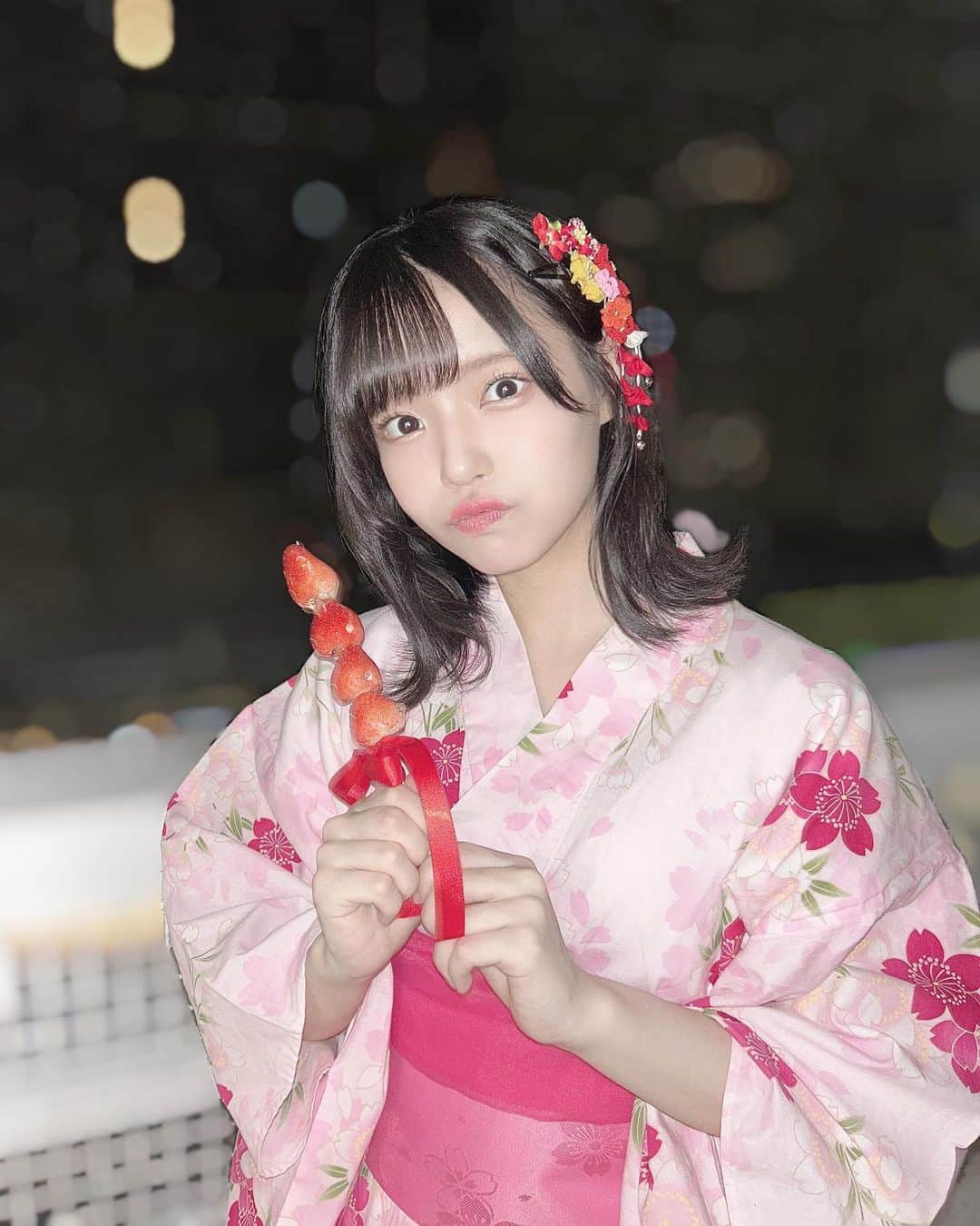 岩田陽菜のインスタグラム：「花火大会今年は行きたいな🎆  連れてってくれる？❁*·⑅🩷  #いちご飴  #Wondersweets」