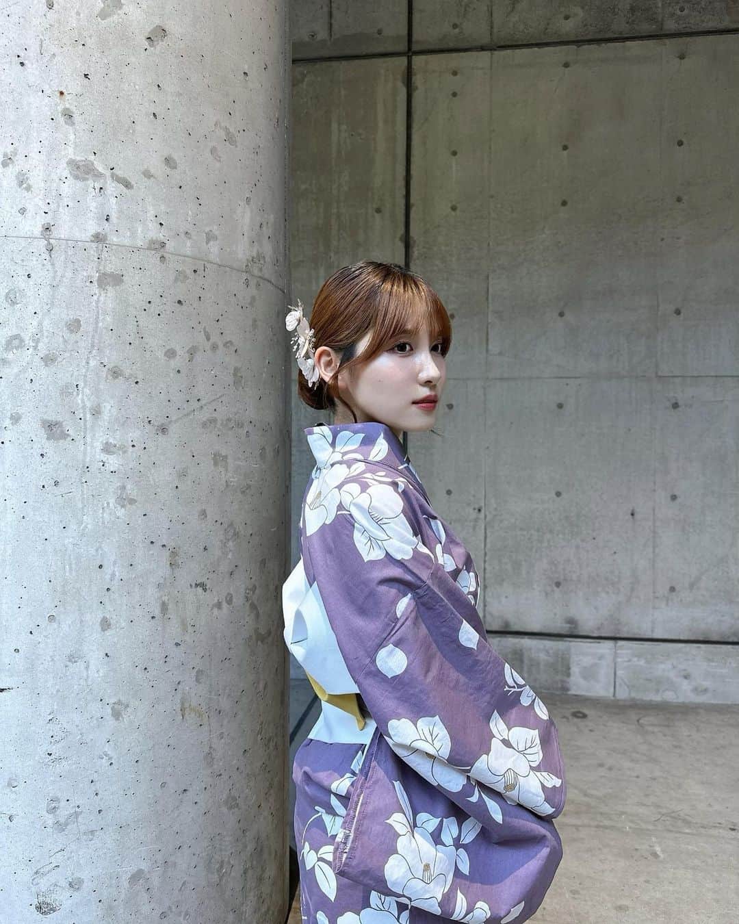 のインスタグラム：「🍇  珍しく淡い色の浴衣着た〜 自分で上手く着付け出来なくて 着付けが得意な女性スタッフさんが着付け直してくれたの〜 帯締め可愛くしてくれた💐  ヘアアレンジも自分でしたよ〜 後ろで簡単なお団子作った 髪飾りもめちゃくちゃ可愛いの🫶🏻   #浴衣  #浴衣女子  #浴衣ヘアアレンジ #grl」