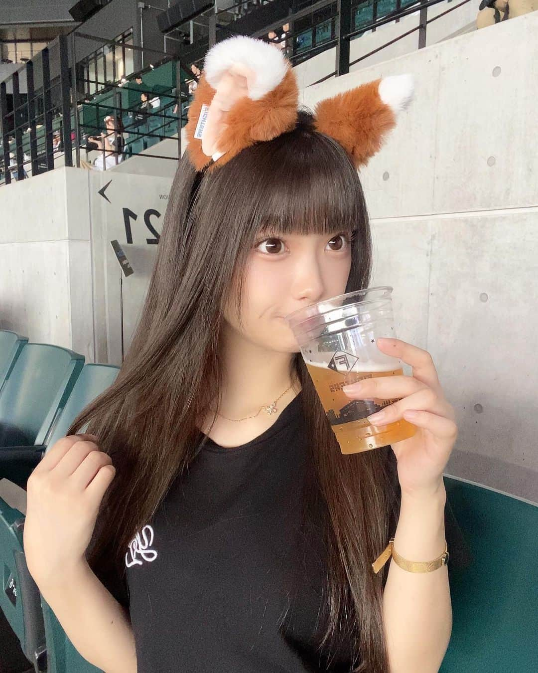 山下彩耶さんのインスタグラム写真 - (山下彩耶Instagram)「野球観戦してきました⚾️  やっぱり見るの好きだし周りの方たちと応援歌 歌ったり盛り上がったり楽しかった⚾️  今回ユニフォームは着ないで きつねカチューシャゲット🦊🤍  #エスコンフィールド北海道  #ファイターズ #野球観戦」7月30日 19時53分 - saya_chan1207