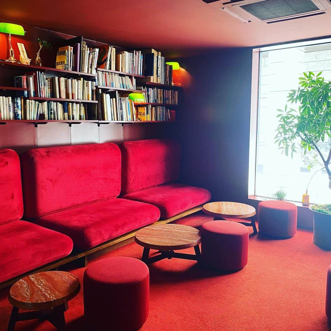 林千晶さんのインスタグラム写真 - (林千晶Instagram)「K5を見せてもらった！ グリーンが豊富な共創空間、色気がたっぷり感じられるホテルの部屋、若者が集まる地下のビアホール。 海外とのコラボレーションがうまくいくと、こういう素敵な空間ができるんだと実感しました。」7月30日 19時55分 - chiaki_0808