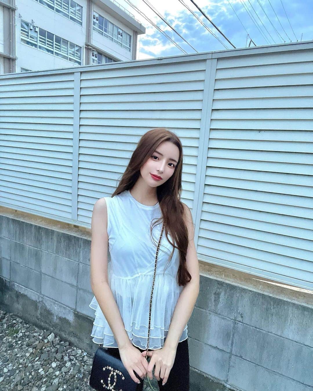 あみのインスタグラム：「夏嫌い人間だけど夏の服は好きです🐾 トップスは @eimyistoire_official 🩵 別々だから色んな服に合わせられるよ✌🏻 フリフリキャミは後ろが長くなっててお尻までカバーしてくれるから最高😄 . #eimy #eimyistoire #eimy_ootd」