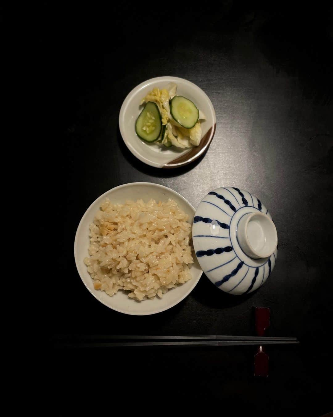 柿本絢菜 (24)さんのインスタグラム写真 - (柿本絢菜 (24)Instagram)「京都で購入した茶碗と小皿。どちらも少し傷があるので低価格で販売してました。  6-7点購入して、多分2000円いかなかったはず。割れないよう、大切に使います。  他にも素敵な器がたくさんあって、京都行ったら必ず立ち寄るお店になりそう。 @antiquebelle   一日中家にいて、冷房のせいで胃の動きも良くないので、鯛飯と漬物で軽くすませた夕食。」7月30日 20時01分 - aa_2.8