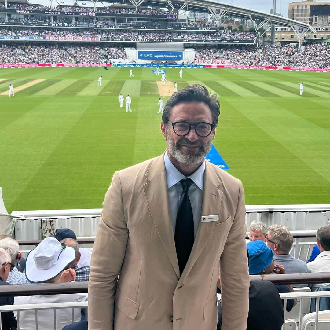 ヒュー・ジャックマンのインスタグラム：「I dreamt of this moment as a kid. Never believed it would happen. If I could go back in time, I’d tell that scrawny little kid … believe it! Beyond excited to be here. Thank you @surreycricket and @kiaovalevents for having us!」