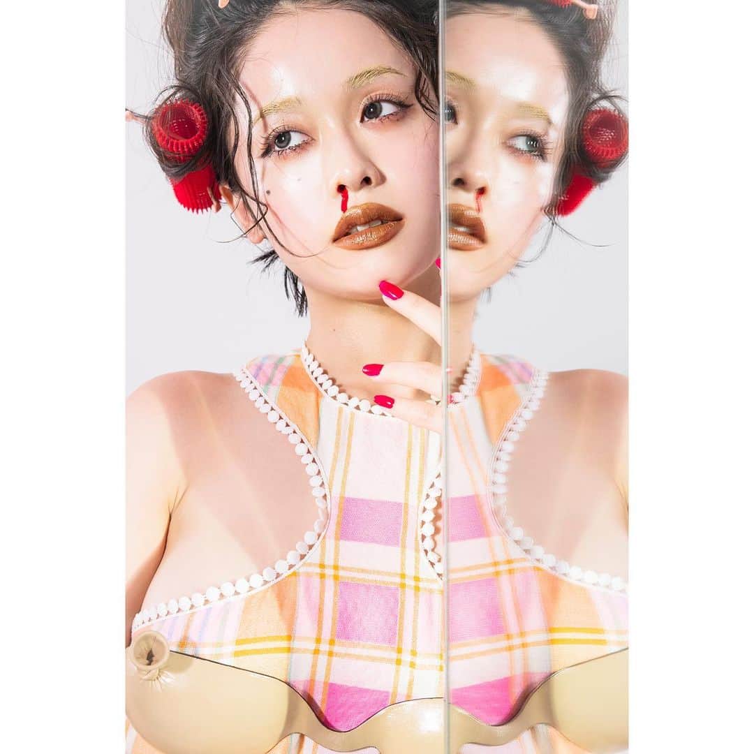 のインスタグラム：「こんばんみ〜！ 磯部昭子さんとの撮影のオフショットです🍑 何もかもドツボで終始ワクワクしていた撮影でした。  さっそく磯部さんの個展に行ってきたよとご報告をいただき、嬉しい気持ちです😘 実際の写真は是非会場で見てみてください。 ちゃおっ」