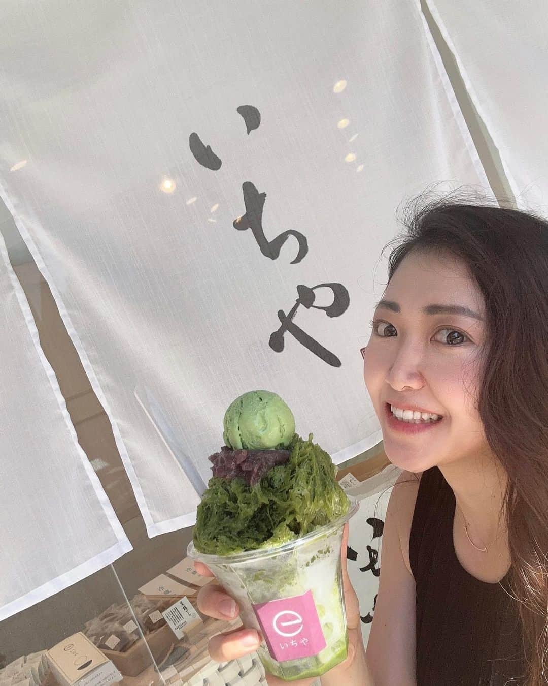 こちえのインスタグラム：「. . 今日も暑かったですねぇぇぇ🥵  熱中症とか本当に気を付けましょうね！！  この前恵比寿歩いてたら テイクアウトのかき氷 見つけて思わず入っちゃった。。。  暑すぎて30秒で食べ終わった。。。 あと5杯は食べれた。。。 またすぐ行こう。。。  どら焼きとか大福とかもおいてて （そっちがメイン） めちゃくちゃ美味しそうだった👏  @wagashi_ichiya  #いちや  #宇治金時#かき氷#カキ氷 #抹茶スイーツ#和スイーツ #あんこ好き#スイーツ女子 #恵比寿カフェ#東京カフェ #カフェ巡り#恵比寿#東京 #japanesesweets #shavedice#kakigori #followme#yummy #japanesegirl#matcha #tokyotrip#tokyotravel  #tokyo#japan」