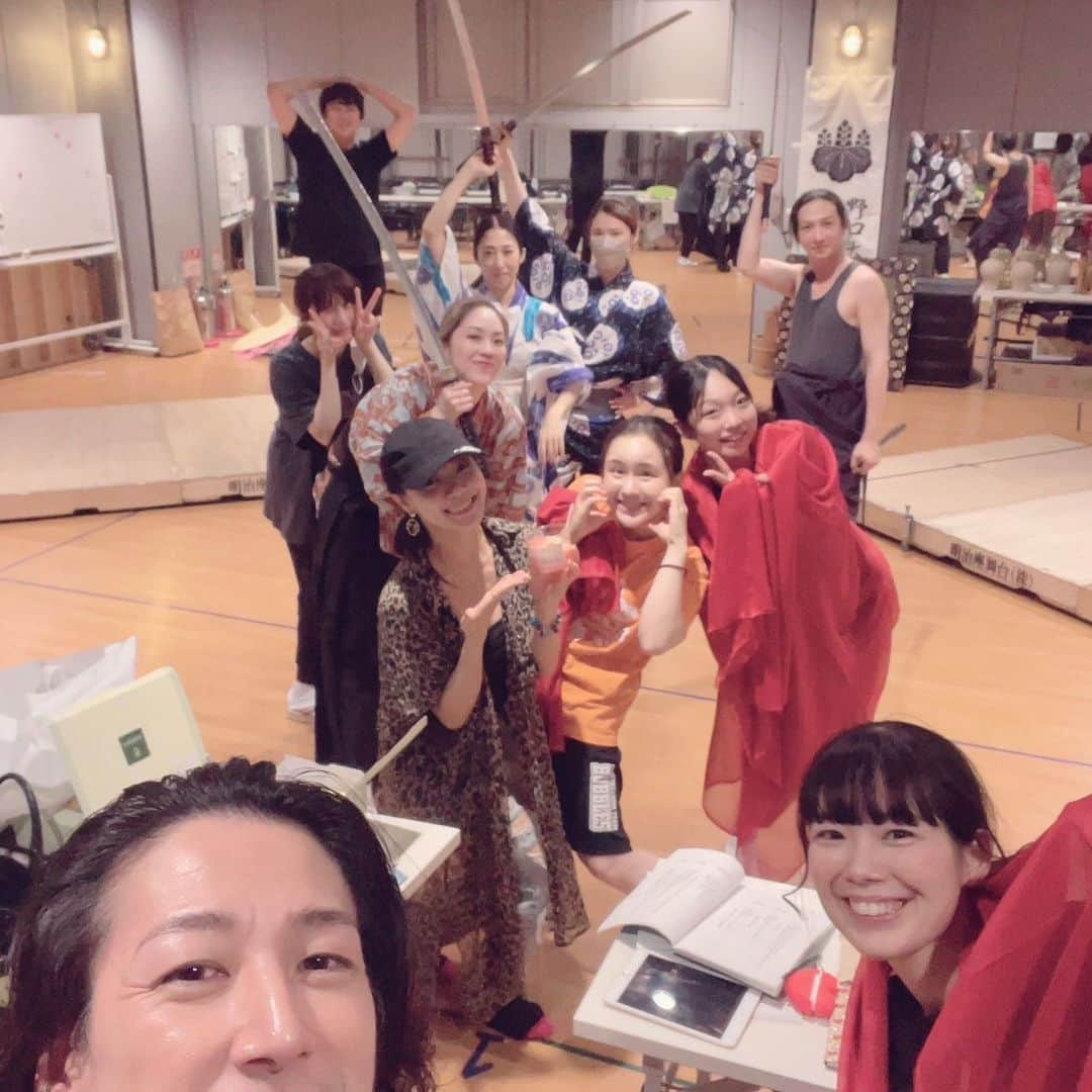 彩凪翔さんのインスタグラム写真 - (彩凪翔Instagram)「Alexandrite Stage　時代劇『PRINCESS TOYOTOMI』  お稽古順調に進んでますっっ 壮大なストーリー^ ^ 涙あり、笑いあり😋 休憩中の座組の笑い声も絶えず明るい現場です！ 熱いお芝居を是非ご覧ください！ お待ちしてます^ ^ チケット申し込みリンクは、下にあります😋ストーリーにもはりますね^ ^  毎日、稽古終わりに集合写真を撮ってくださる元彌さん。写真一部載せます。 浅井3姉妹や元雪組のたわしとゆめ、OGショットも😋るいちゃんいなかったからまた改めてちゃんと撮ります^ ^  【東京公演スケジュール】 2023.8/10 THU --- 8/13 SUN (全8ステージ)  私は全日程出演します！  8/10(木)　 13:00(☆)🎤/18:30(〇) 8/11(金)　 13:00(〇)🎤/18:30(☆) 8/12(土)　 13:00(☆)/18:30(〇) 8/13(日)　 12:00(〇)/ 16:30(☆)  一部Wキャストです。 ☆＝TOYOTOMI SIDE 〇＝AZAI SIDE　　　 🎤＝アフタートークショーがあります。  【東京公演 劇場】 CBGKシブゲキ!! 〒150-0043 東京都渋谷区道玄坂2-29-5 ザ・プライム 6階 (東京メトロ半蔵門線/東急田園都市線 渋谷駅 A0出口直結)  【大阪公演 スケジュール】 2023.8/18 FRI --- 8/21 SUN (全5ステージ) 大阪公演は選抜メンバーでの上演です。  8/18(金)　  13:00(◎)🎤/18:30(◎) 8/19(土)　  13:00(◎)🎤/18:30(◎) 8/20(日)12:00(◎) 　　　  ◎=SPECIAL SIDE　　　 🎤＝アフタートークショーがあります。  【大阪公演 劇場】 近鉄アート館 〒545-8545 大阪市阿倍野区阿倍野筋1-1-43  あべのハルカス近鉄本店ウイング館8階 (近鉄「大阪阿部野橋」駅 JR・大阪メトロ「天王寺」駅下車すぐ)  公式サイト、チケットのお申し込みはこちらをご参照ください。  【公式サイト】 https://princess-toyotomi.themedia.jp/  【チケットお申込みページ】 https://princess-toyotomi.themedia.jp/pages/6965448/page_202304292328 彩凪翔扱いのページよりお申し込みください😌 完売回もありますのでお早めに😆  チケット代金 SS席12,000円 S席9,000円 A席6,500円  【Alexandrite Stageオフィシャルサイト】 https://alexandrite-stage.themedia.jp/   #alexandritestage #アレステ #野口大輔 さん 脚本、演出  #princesstoyotomi #和泉元彌 さん　今度は浅井長政、お父さん役 #淀殿 #彩凪翔」7月30日 20時02分 - sho_ayanagi_official